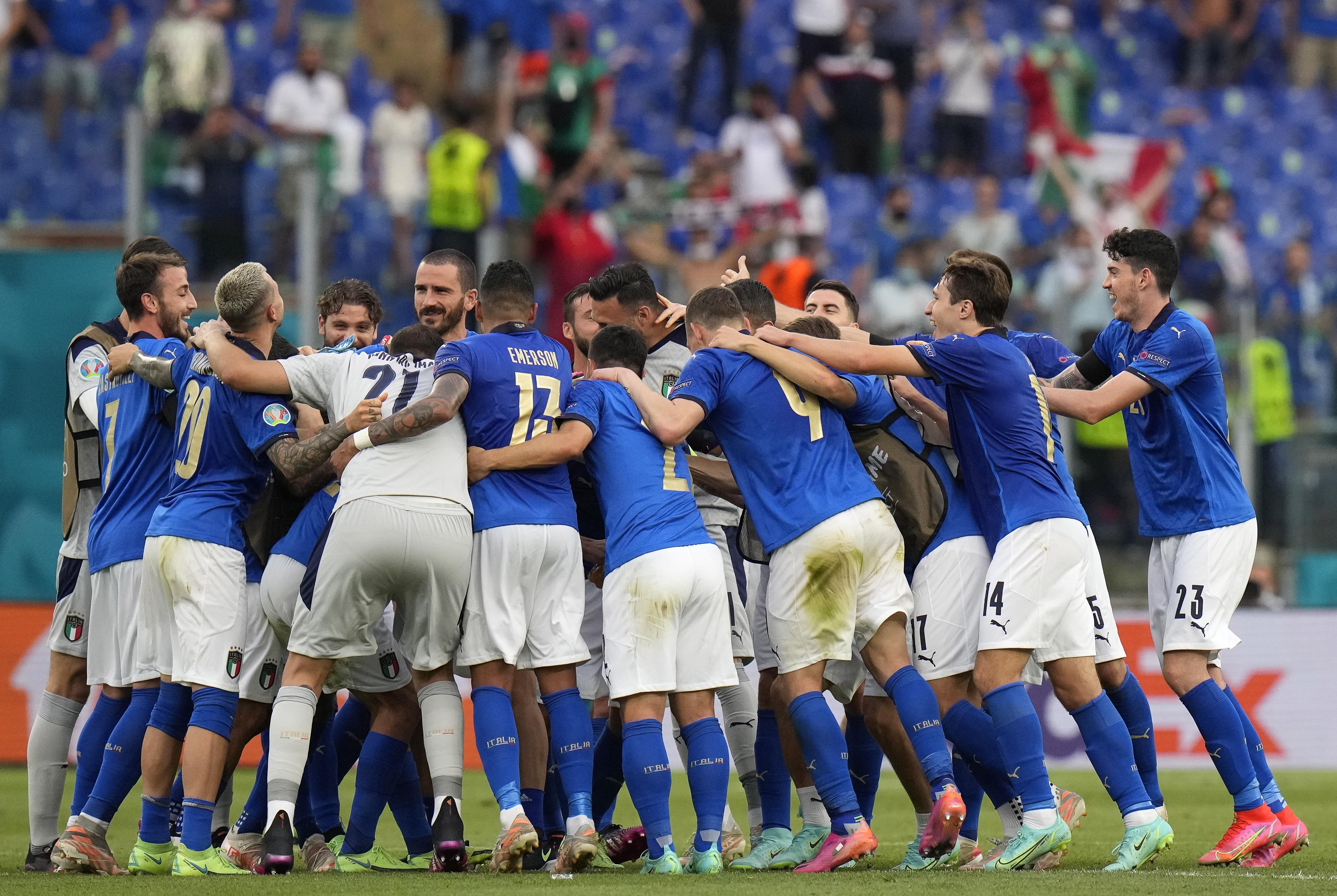 Roma (Italia), 20/06/2021.- Los jugadores de Italia celebran su victoria ante Gales tras el partido del grupo A de la Eurocopa 2020 disputado hoy domingo en Roma, Italia, 20 Junio 2021. EFE/EPA/Alessandra Tarantino / POOL