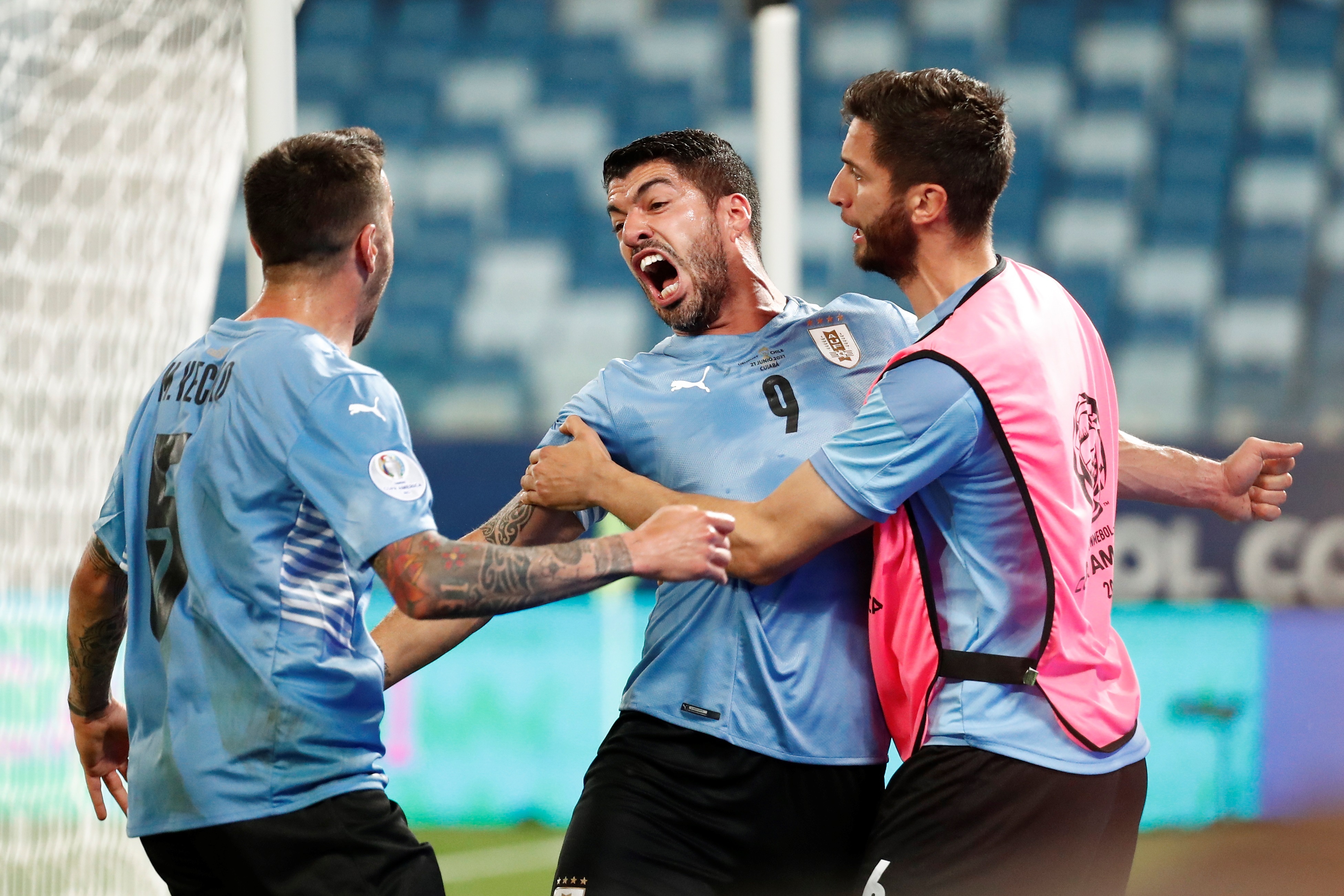 AMDEP4885. CUIABÁ (BRASIL), 21/06/2021.- Luis Suárez (c) de Uruguay celebra hoy con sus compañeros tras anotar contra Chile, durante un partido por el grupo A de la Copa América en el Estadio Arena Pantanal, en Cuiabá (Brasil). EFE/Sebastiao Moreira