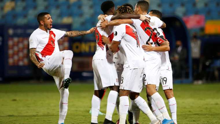 Jugadores de Perú celebran una de las dos anotaciones ante Colombia, durante un partido por el grupo B de la Copa América en el Estadio Olímpico Pedro Ludovico Teixeira, en Goiania (Brasil). FOto Prensa Libre: EFE.