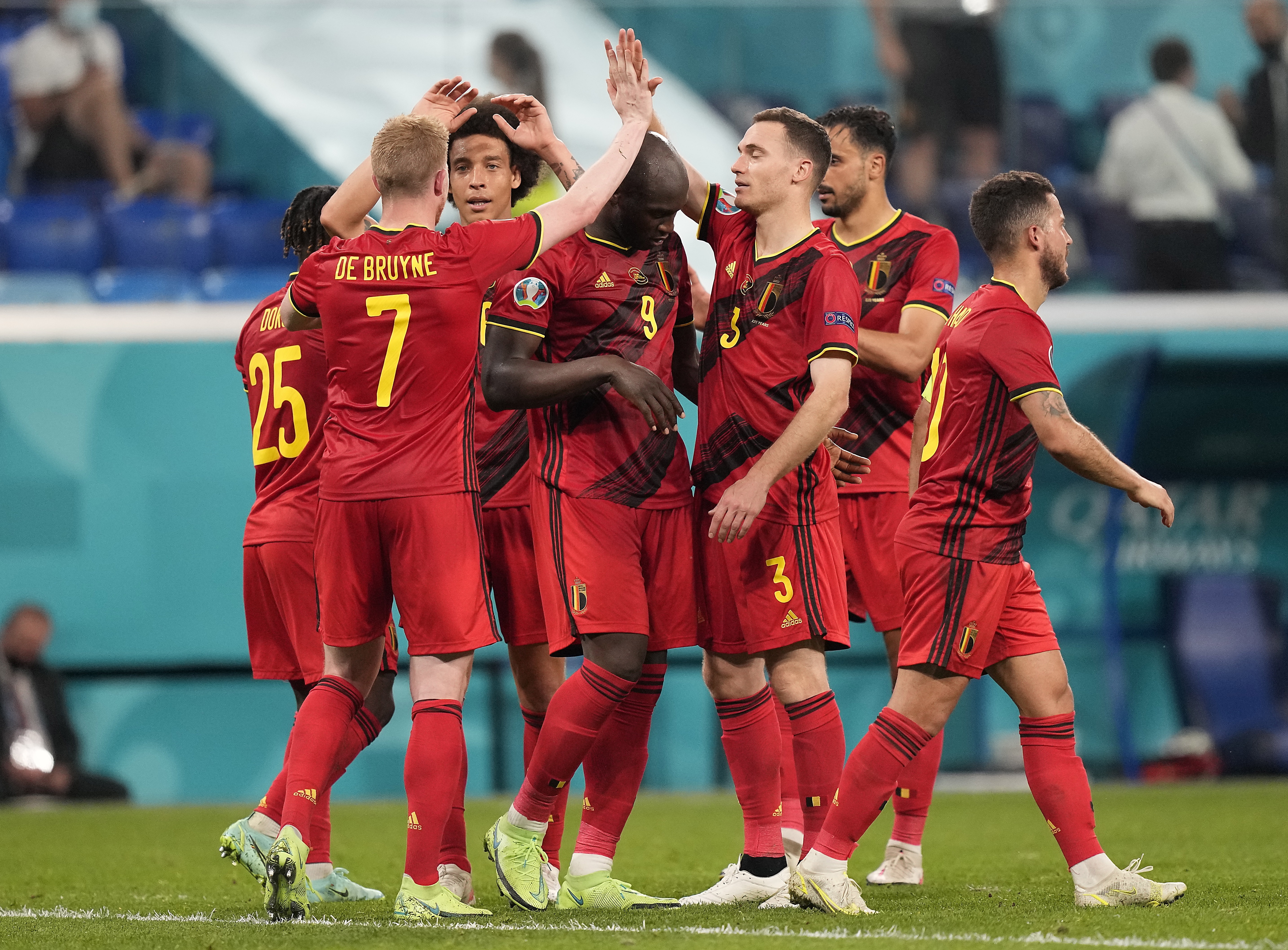 Los jugadores de Bélgica celebra uno de los goles con que le ganaron a Finlandia y avanzaron a octavos de final. Foto Prensa Libre: EFE.