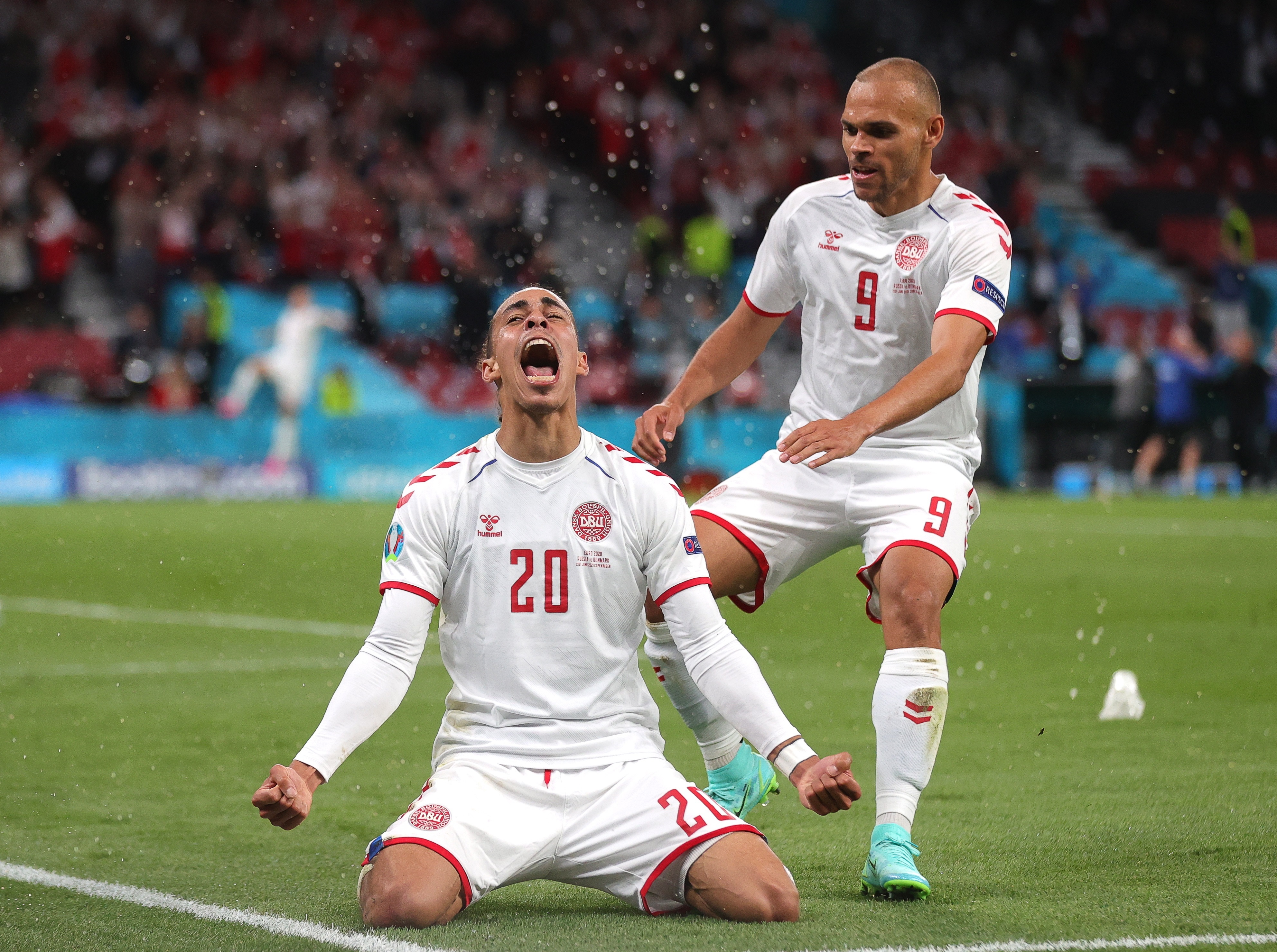 Yussuf Poulsen (I) de Dinamarca celebra uno de los cuatro goles con que le ganaron a Rusia y clasificaron a los octavos de final. Foto Prensa Libre: EFE.
