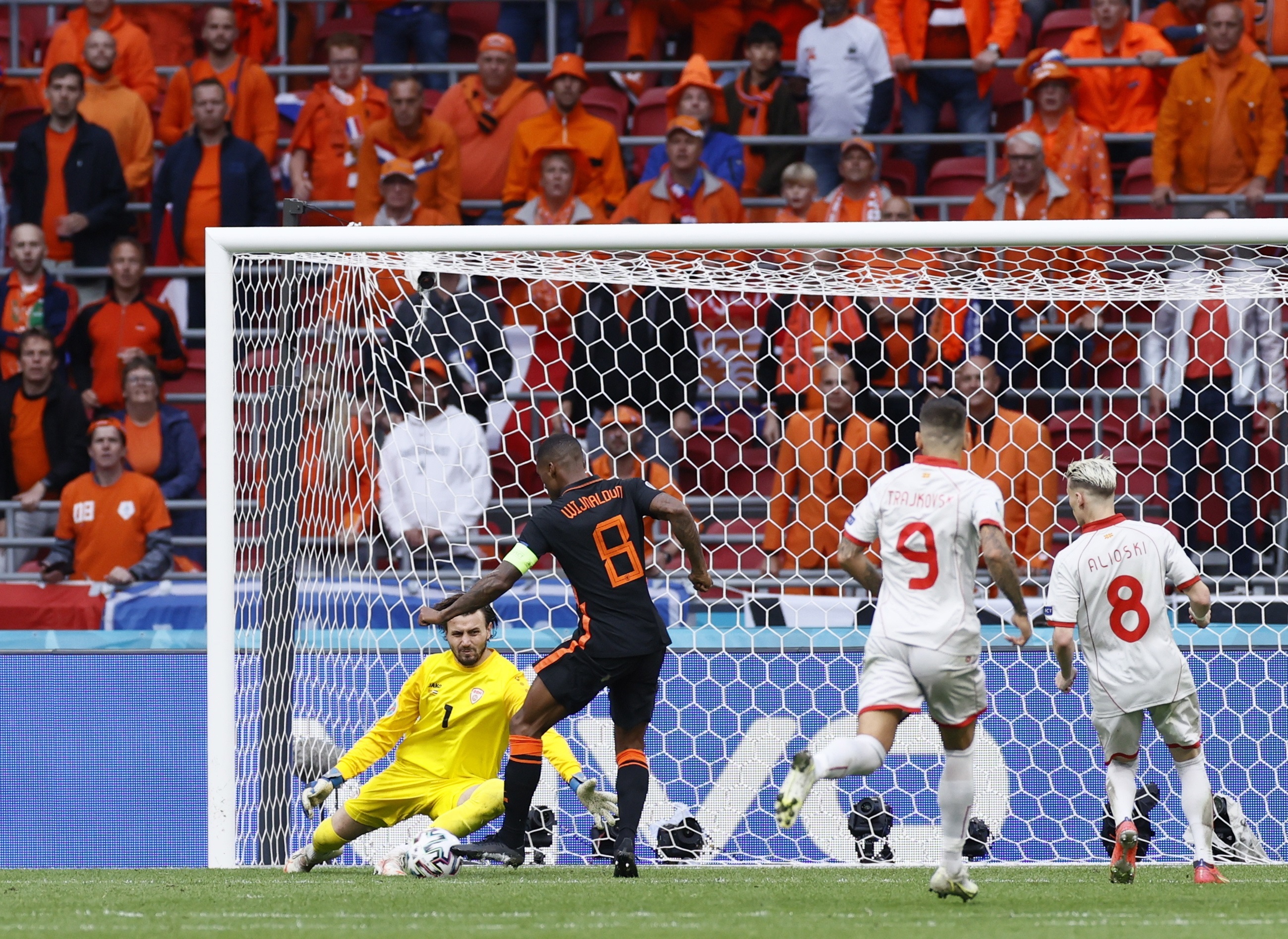 Georginio Wijnaldum (2D) de Holanda marca uno de los dos goles ante Macedonia del Norte. Foto Prensa Libre: EFE.