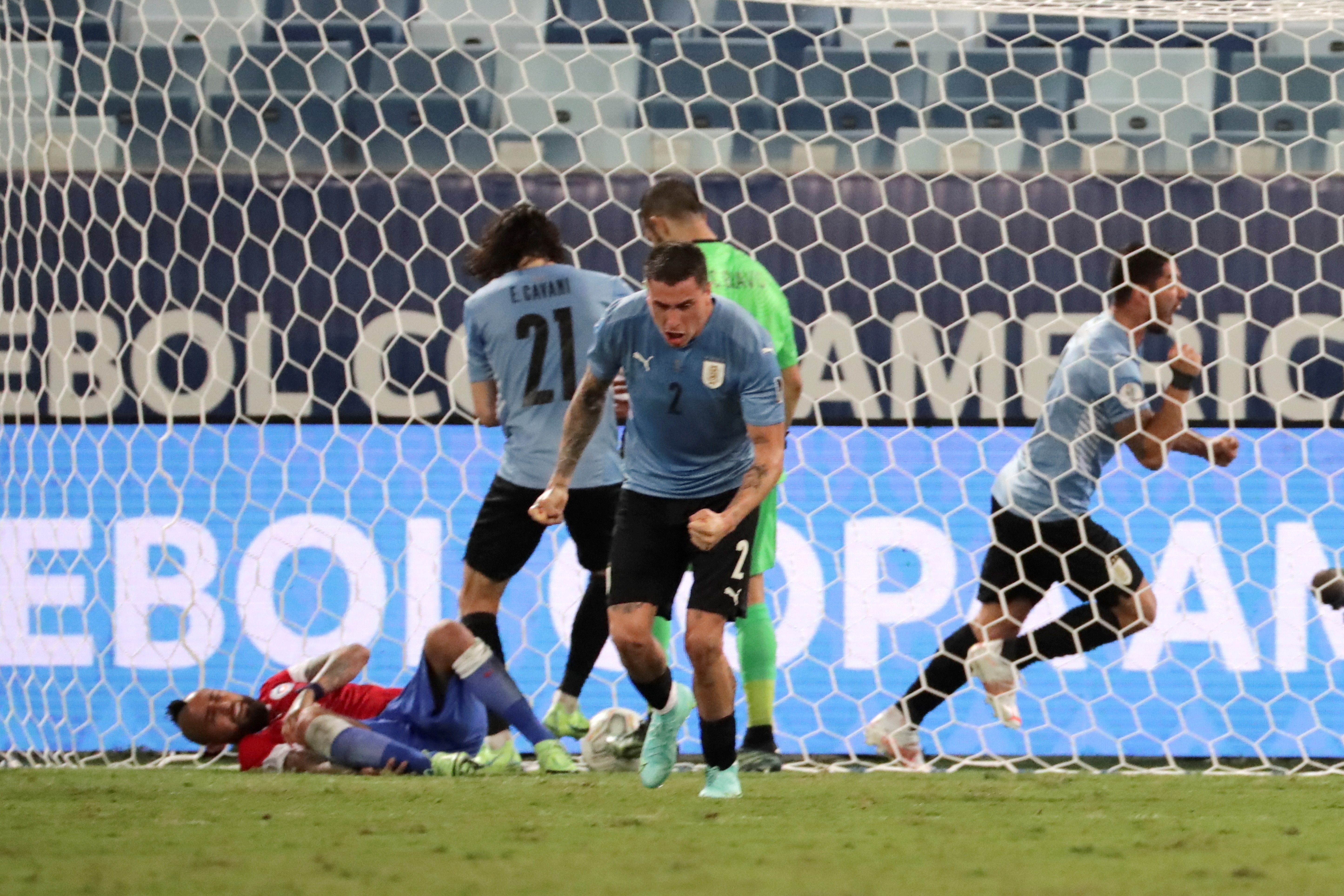 Uruguay respira con un autogol de Vidal, que le da el empate contra Chile