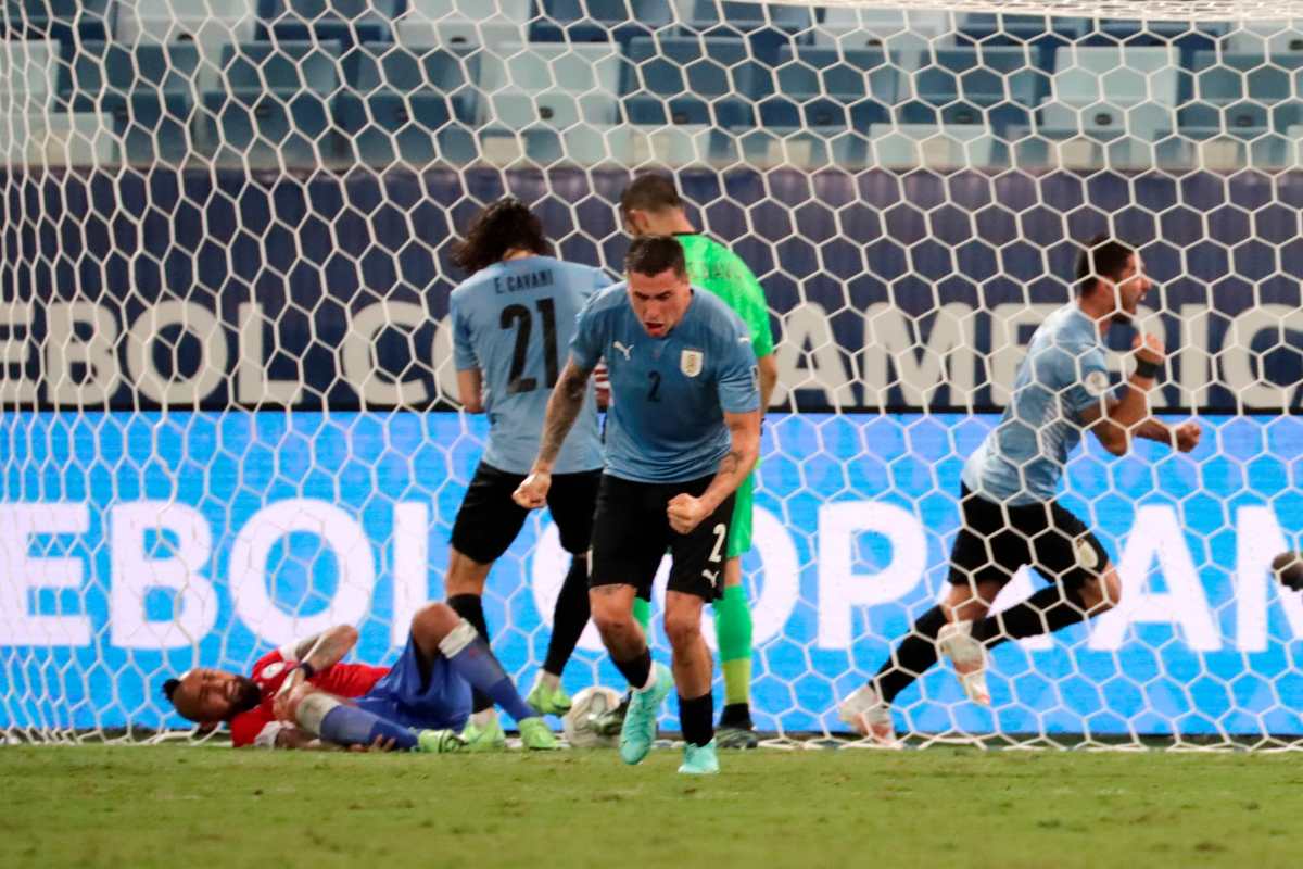 Uruguay respira con un autogol de Vidal, que le da el empate contra Chile