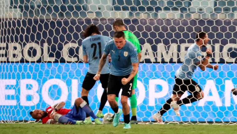 José Giménez (c) de Uruguay celebra un gol hoy ante Chile, durante un partido por el grupo A de la Copa América. (Foto Prensa Libre: EFE).
