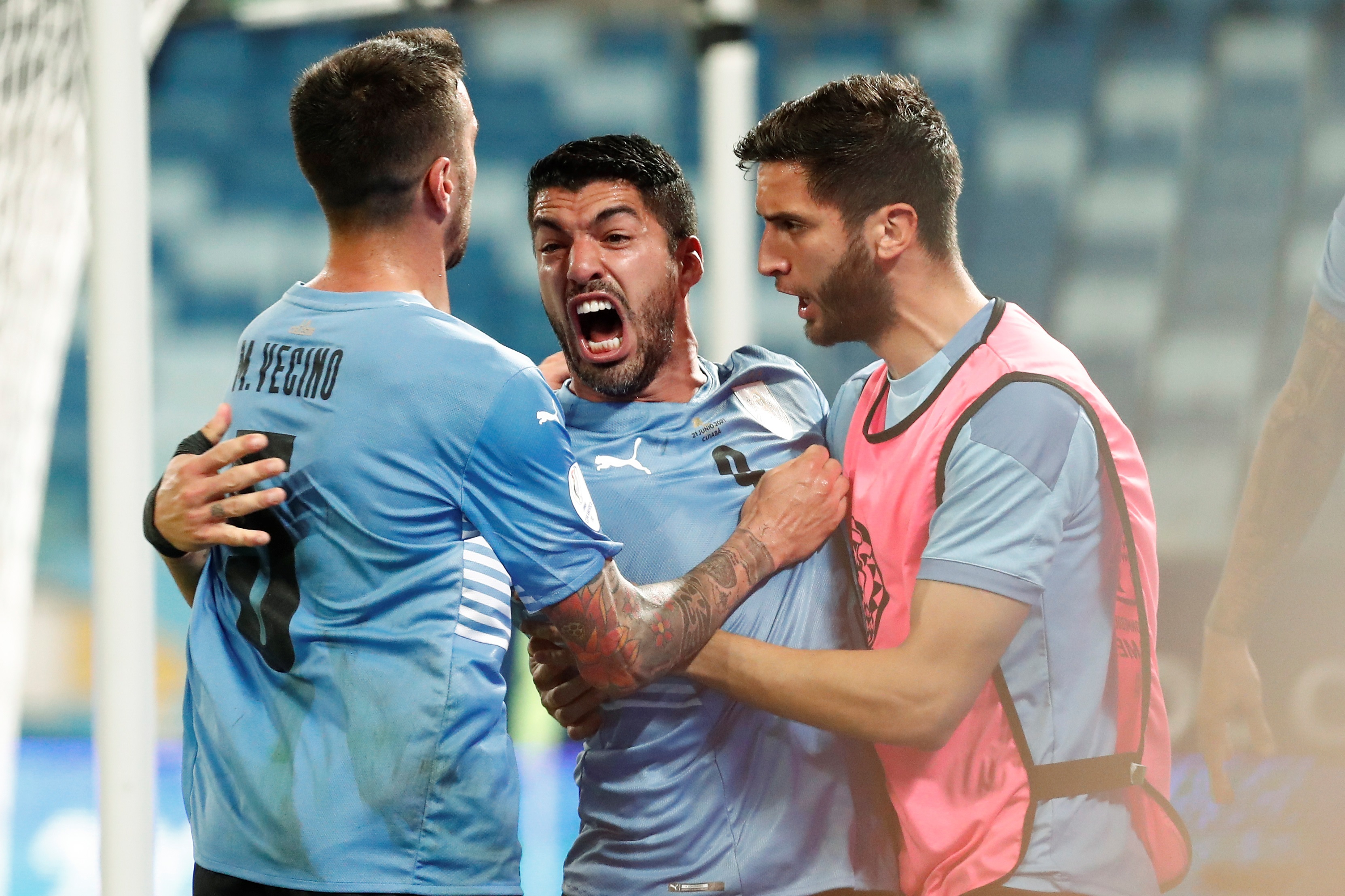 AMDEP4885. CUIABÁ (BRASIL), 21/06/2021.- Luis Suárez (c) de Uruguay celebra hoy con sus compañeros tras anotar contra Chile, durante un partido por el grupo A de la Copa América en el Estadio Arena Pantanal, en Cuiabá (Brasil). EFE/Sebastiao Moreira