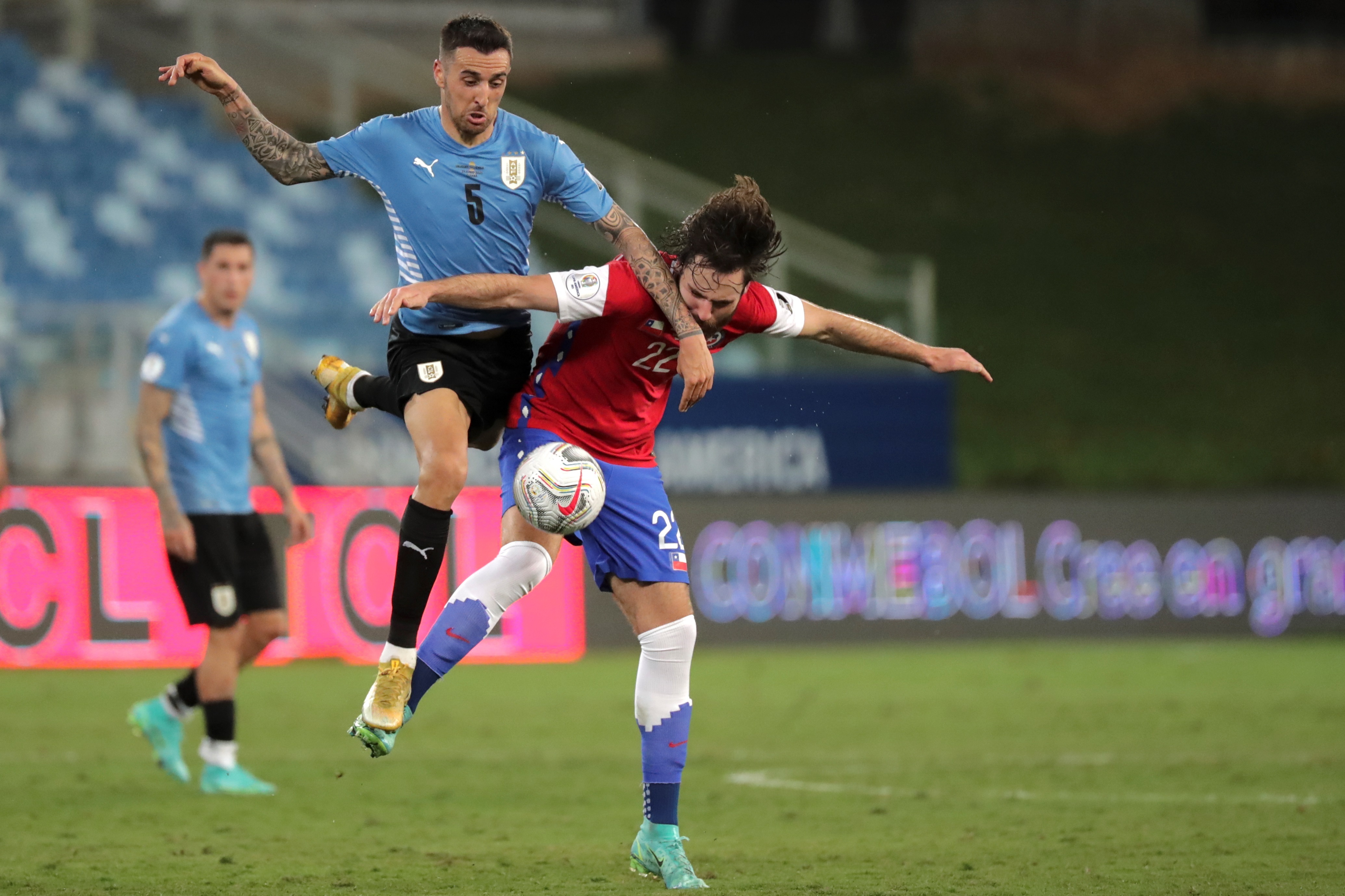 -FOTOGALERÍA- AMDEP4878. CUIBÁ (BRASIL), 22/06/2021.- Matías Vecino (i) de Uruguay disputa un balón con Ben Brereton de Chile, durante un partido por el grupo A de la Copa América en el Estadio Arena Pantanal, Cuiabá (Brasil). EFE/ Raúl Martínez