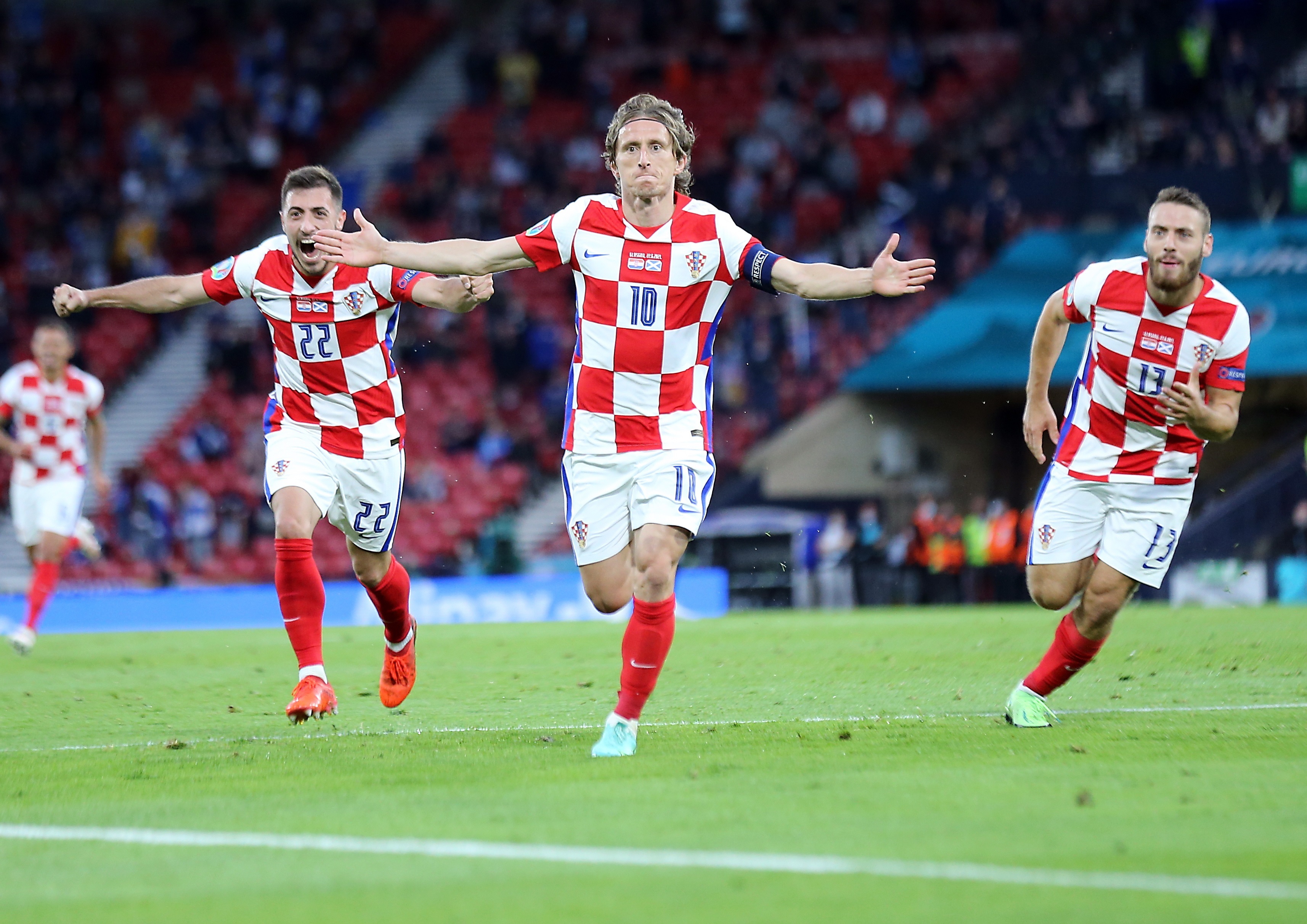  Luka Modric festeja uno de los goles en la victoria de Croacia frente a Escocia. (Foto Prensa Libre: EFE).