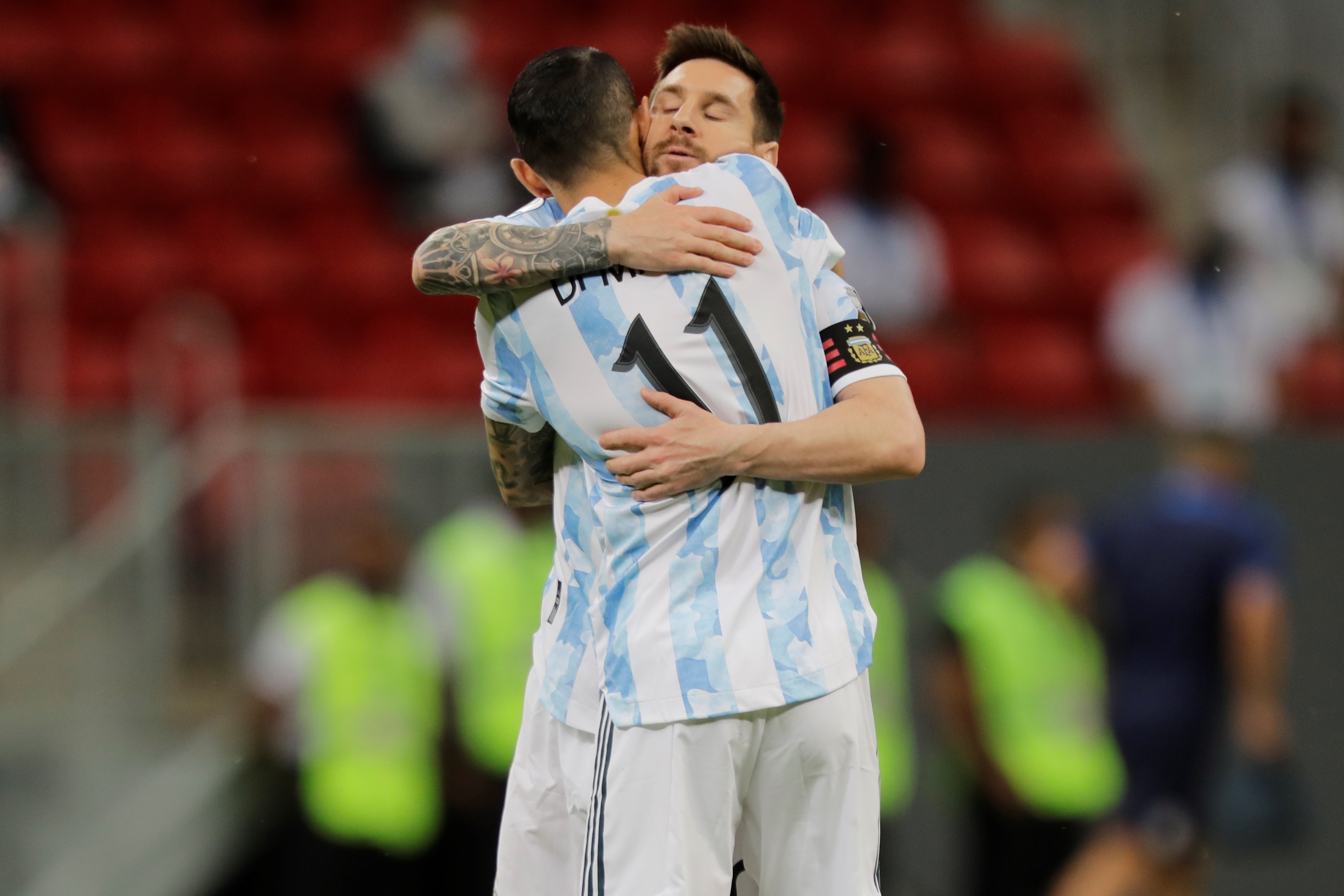  Lionel Messi abraza a Ángel di María (adelante) de Argentina hoy, antes de un partido por el grupo A de la Copa América entre Argentina y Paraguay. (Foto Prensa Libre: EFE).