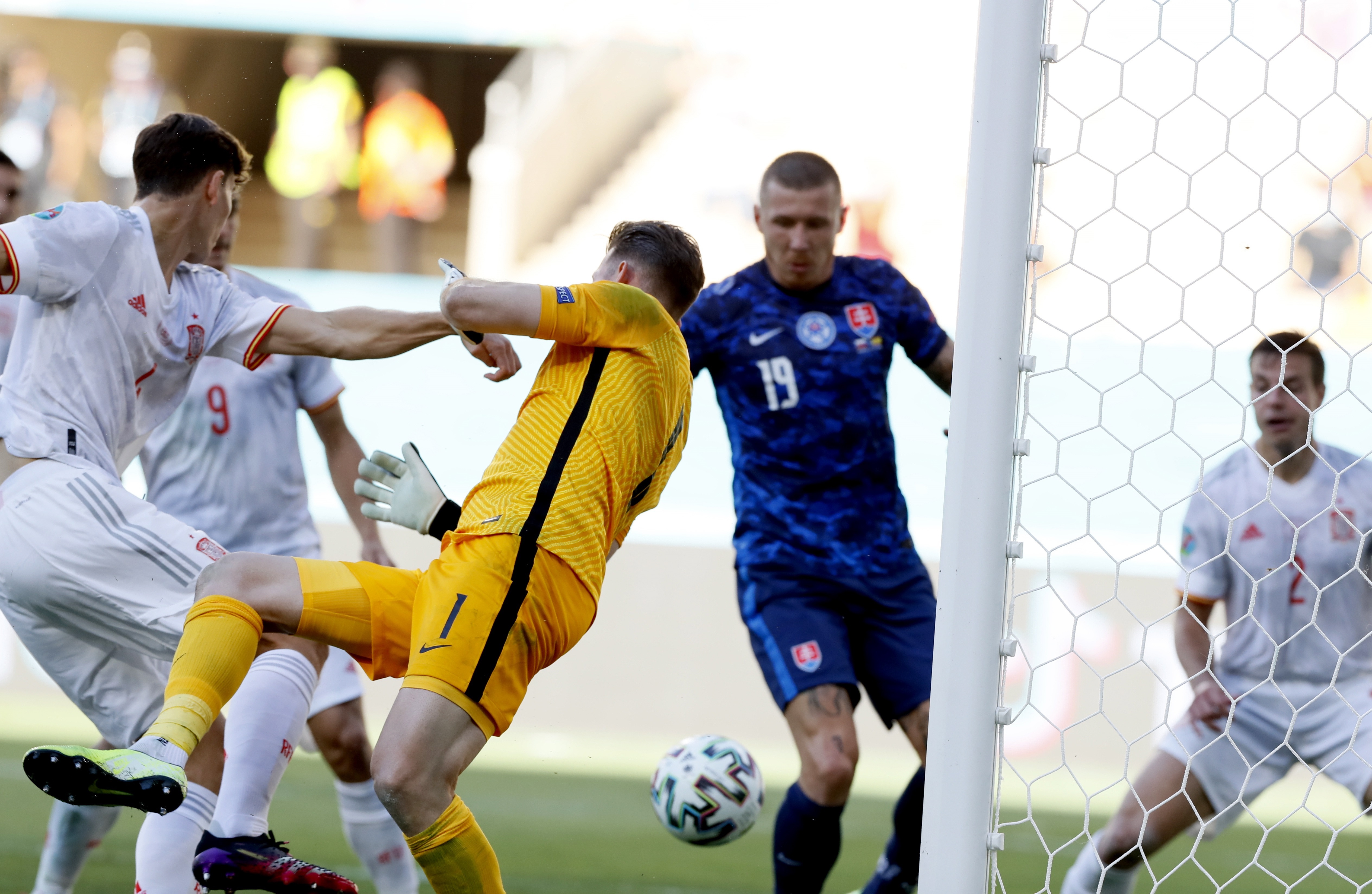 Seville (Spain), 23/06/2021.- Juraj Kucka of Slovakia (C) scores an own goal making the score 5-0 for Spain during the UEFA EURO 2020 group E preliminary round soccer match between Slovakia and Spain in Seville, Spain, 23 June 2021. (Eslovaquia, España, Sevilla) EFE/EPA/Jose Manuel Vidal / POOL (RESTRICTIONS: For editorial news reporting purposes only. Images must appear as still images and must not emulate match action video footage. Photographs published in online publications shall have an interval of at least 20 seconds between the posting.)