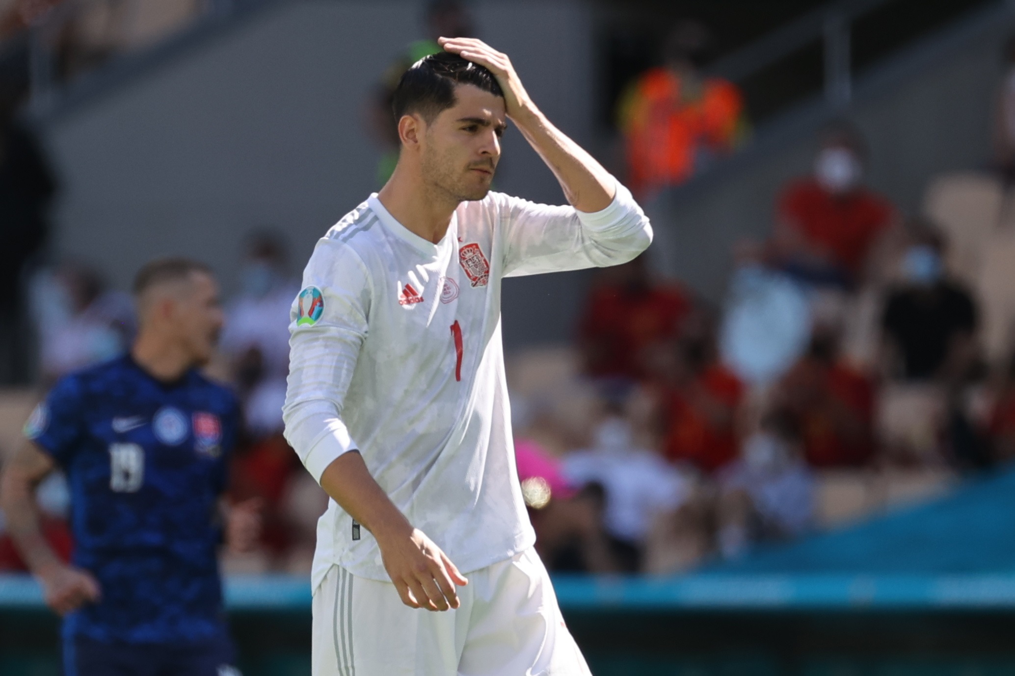 GRAF6656. SEVILLA (ESPAÑA), 23/06/2021.- El delantero de la selección española Álvaro Morata reacciona tras fallar un penalty durante el encuentro perteneciente al grupo E de la Eurocopa 2020 entre Eslovaquia y España, este miércoles en el Estadio de La Cartuja, en Sevilla. EFE/Kiko Huesca