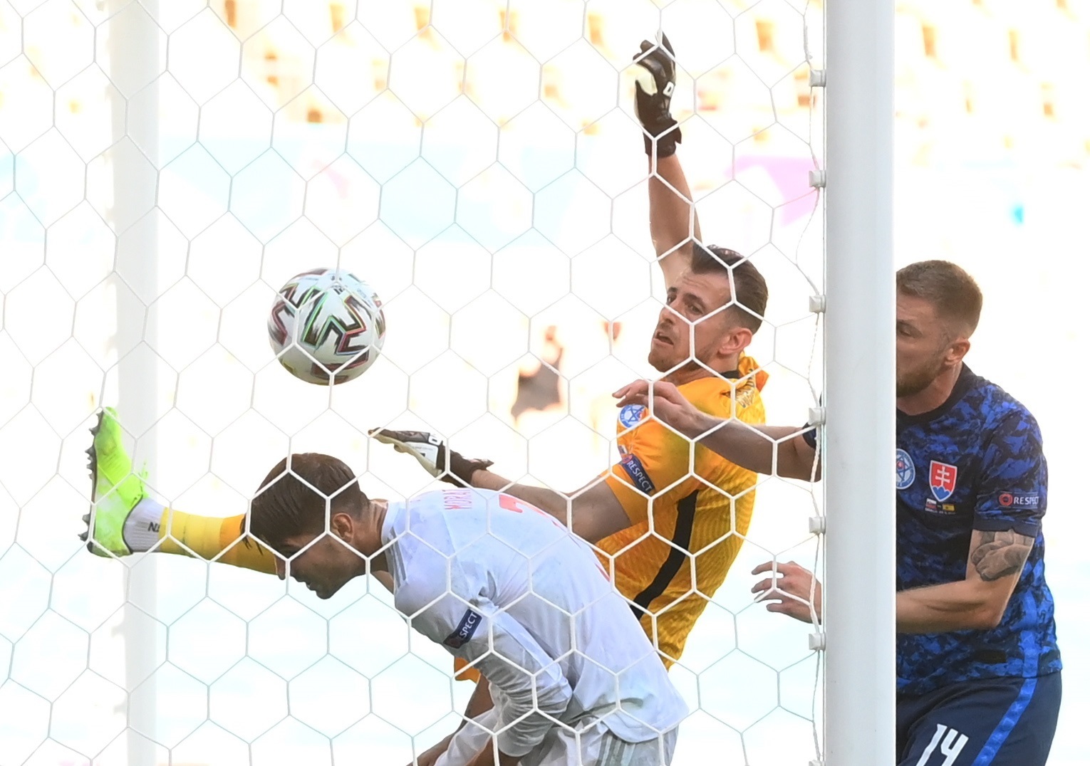 El arquero de Eslovaquia Martin Dubravka marcó en propia puerta. Antes le había atajado un penal a Álvaro Morata (7). Foto Prensa Libre:  EFE.