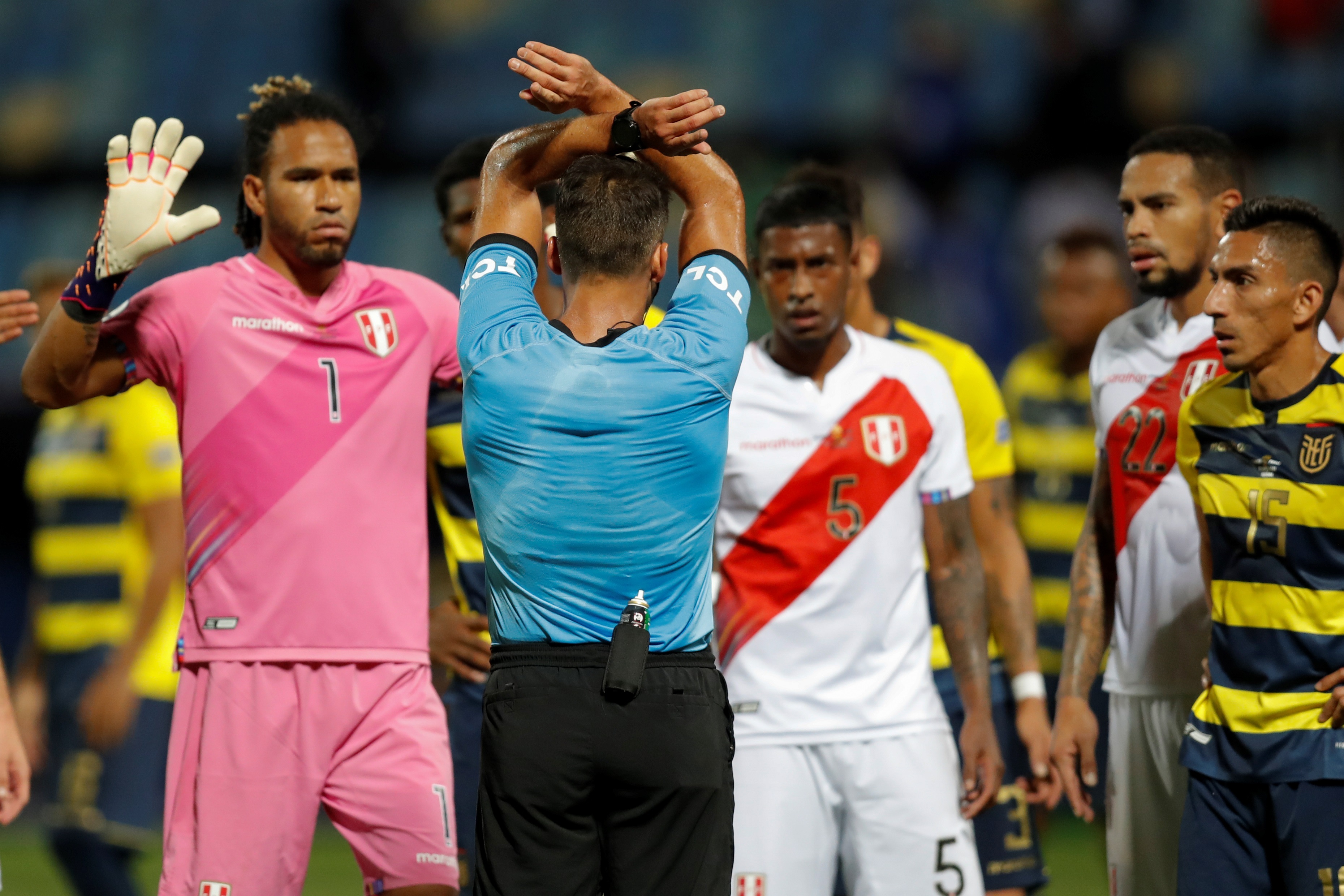 AMDEP5111. GOIANIA (BRASIL), 23/06/2021.- El árbitro español Jesús Gil Manzano (c) da indicaciones hoy, en un partido entre Ecuador y Péru por el grupo B de la Copa América en el estadio Olímpico Pedro Ludovico Teixeira, en Goiania (Brasil). EFE/ Fernando Bizerra Jr