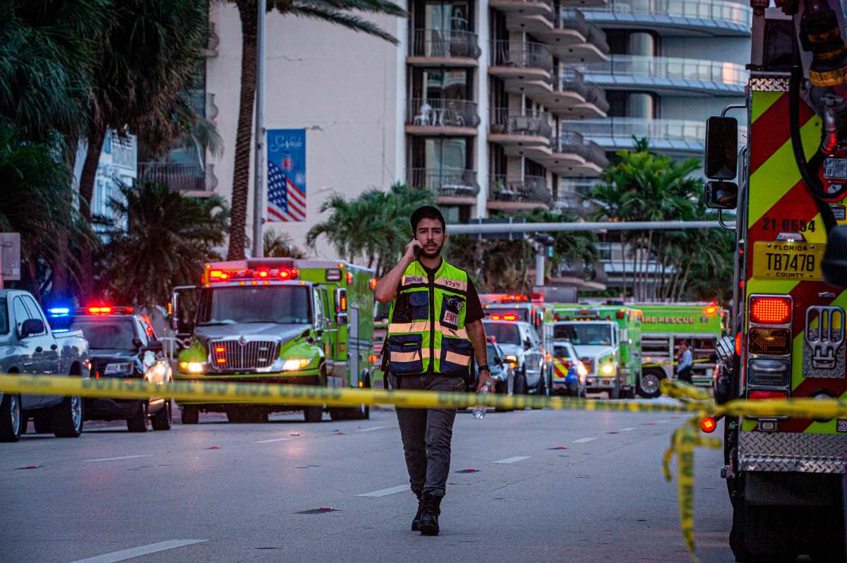 El derrumbe parcial de un edificio residencial en Florida ha dejado por lo menos a 99 desaparecidos. (Foto Prensa Libre: Hemeroteca PL)