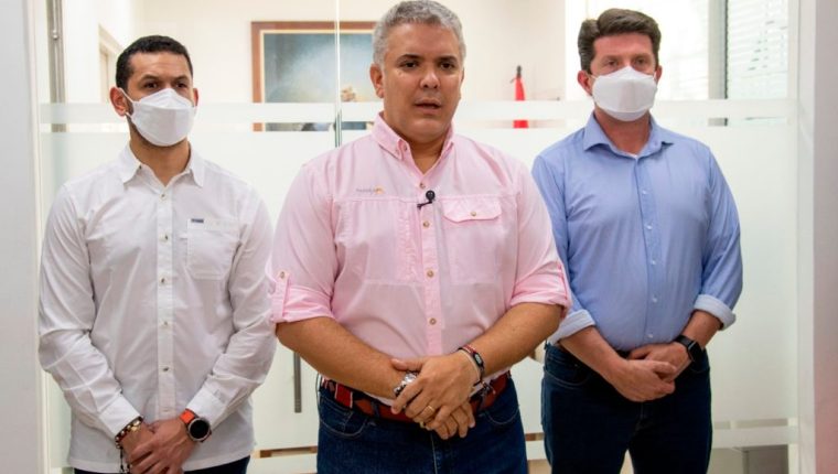 CUC405. CÚCUTA (COLOMBIA), 25/06/2021.- Fotografía cedida por la presidencia de Colombia del mandatario Iván Duque (c) junto al ministro del Interior Daniel Palacios (i) y el ministro de Defensa Diego Molano este viernes en Cúcuta (Colombia). El presidente de Colombia, Iván Duque, confirmó que el helicóptero en que viajaba fue impactado por disparos este viernes cuando se disponía a aterrizar en Cúcuta, capital del departamento de Norte de Santander, lo que calificó de 