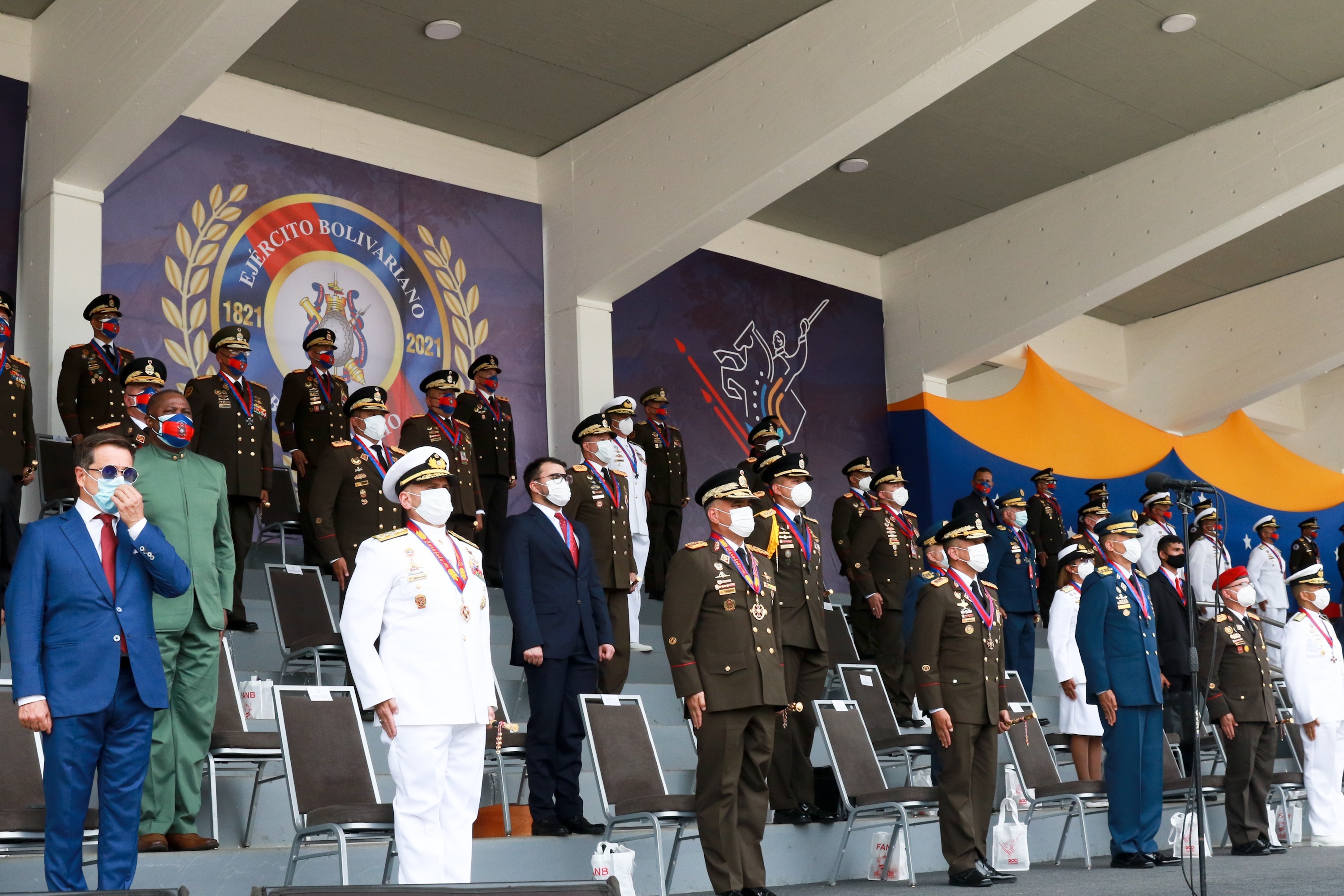 VEN01. CAMPO CARABOBO (VENEZUELA), 24/06/2021.- Fotografía cedida por prensa de Miraflores que muestra a los dirigentes de las Fuerzas Armadas durante el desfile militar conmemorativo del 200 aniversario de la Batalla de Carababo hoy, en el Campo Carabobo (Venezuela). El presidente de Venezuela, Nicolás Maduro, dirigió este jueves desde la cumbre de la Alianza Bolivariana para los Pueblos de América (ALBA) el desfile militar del bicentenario de la Batalla de Carabobo, clave en la independencia del país. EFE/ Prensa De Miraflores SOLO USO EDITORIAL SOLO DISPONIBLE PARA ILUSTRAR LA NOTICIA QUE ACOMPAÑA (CRÉDITO OBLIGATORIO)