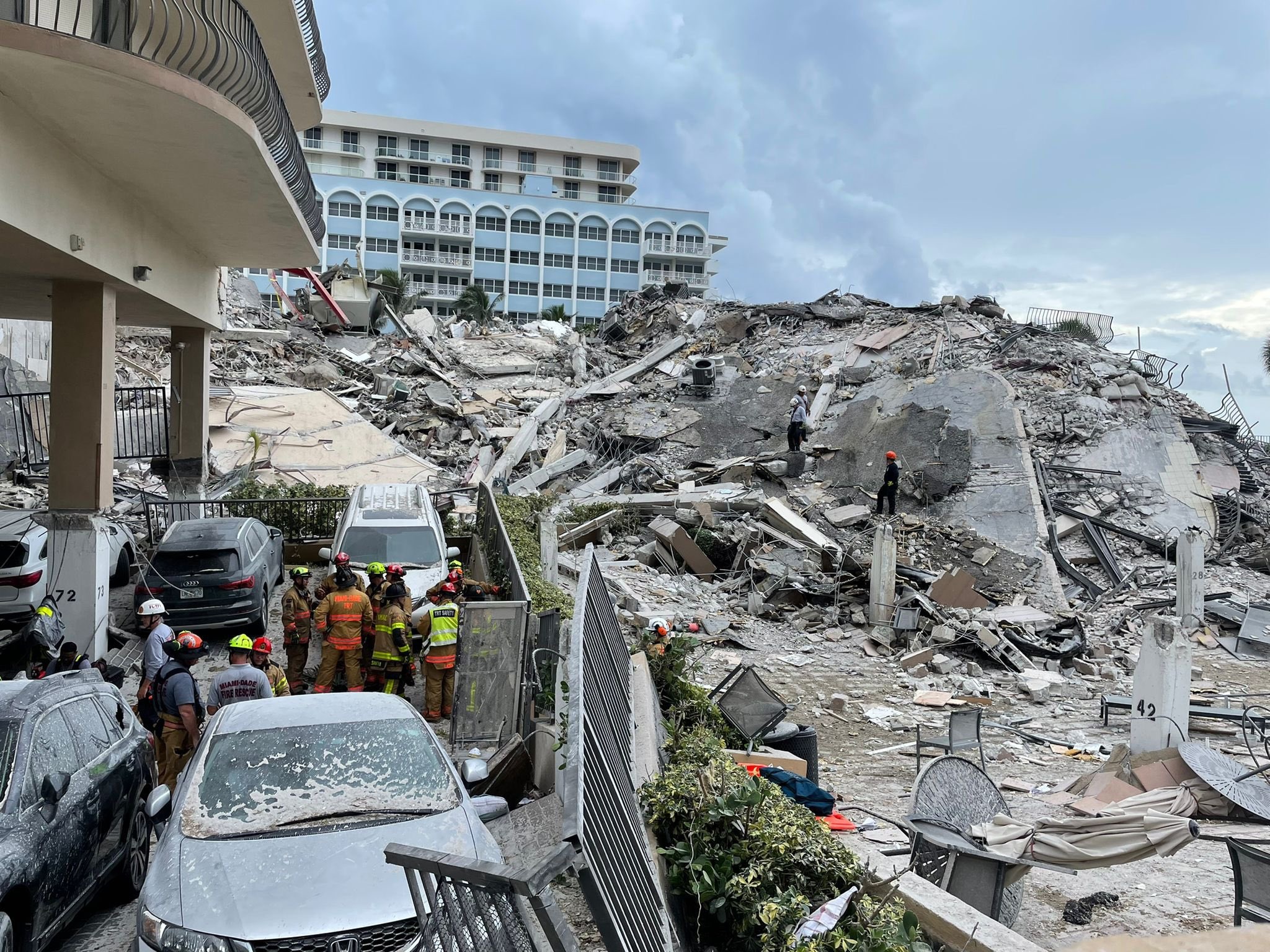 El repentino colapso del edificio de apartamentos en Miami ha dejado hasta el momento cuatro muertos y 159 desaparecidos. (Foto Prensa Libre: EFE)