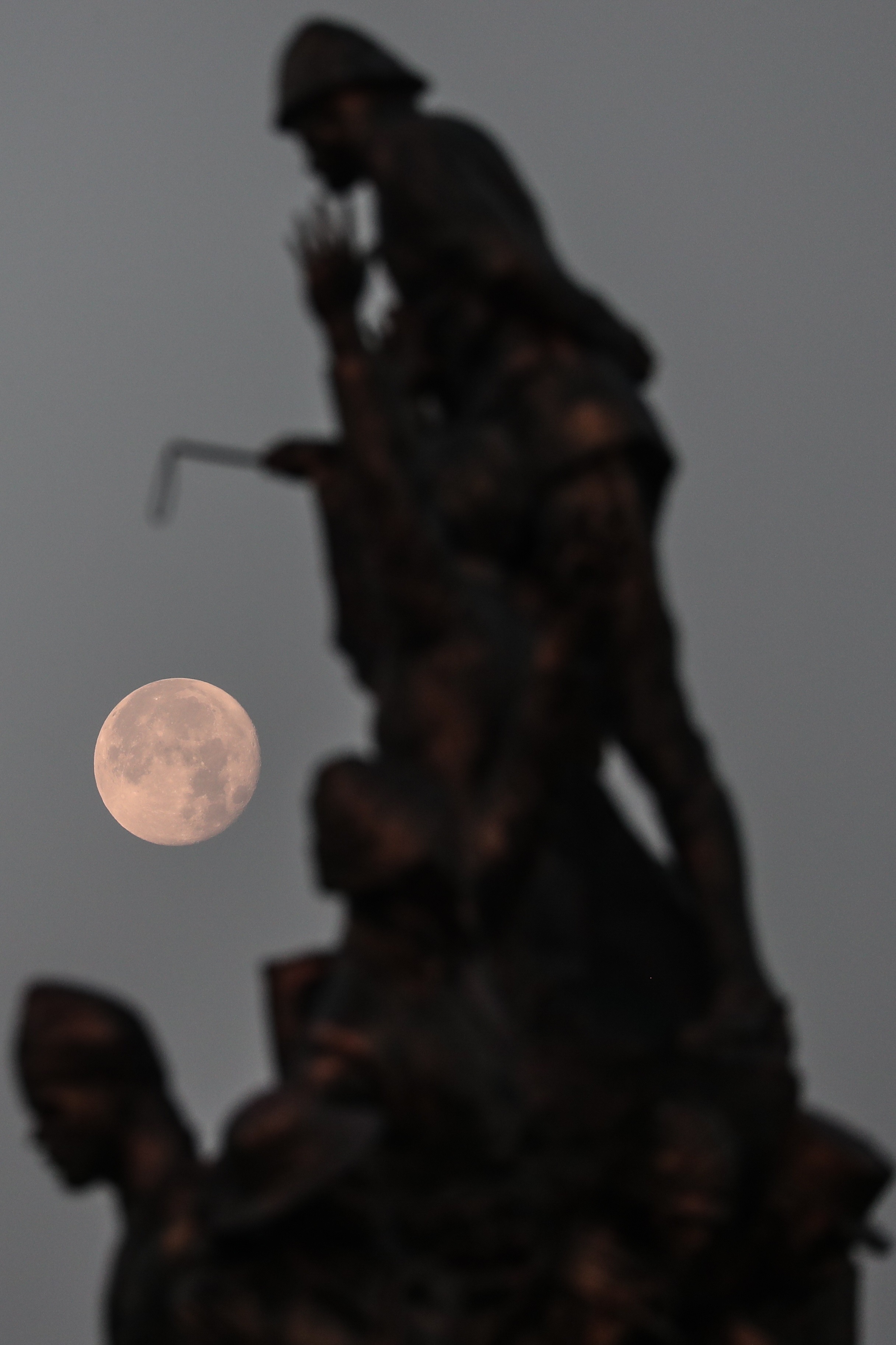 Canakkale (Turkey), 26/06/2021.- Full moon rising behind the monument of the 'Respect for History', in Canakkale city, Turkey, 26 June 2021. (Turquía) EFE/EPA/SEDAT SUNA