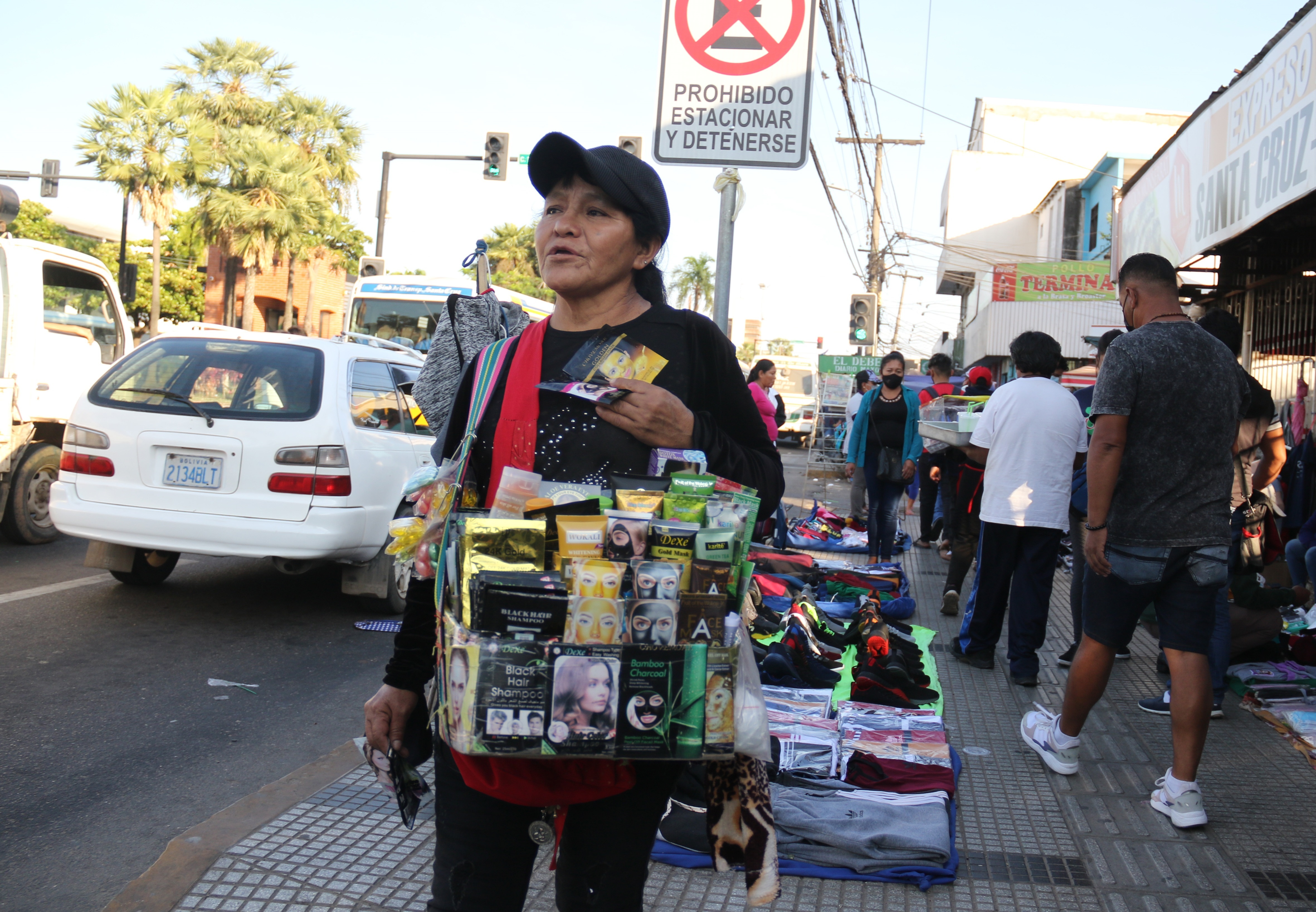 Vendedores ambulantes en las calles de Santa Cruz, Bolivia. En América Latina, la informalidad se ubica en un 50%. (Foto Prensa Libre: EFE)