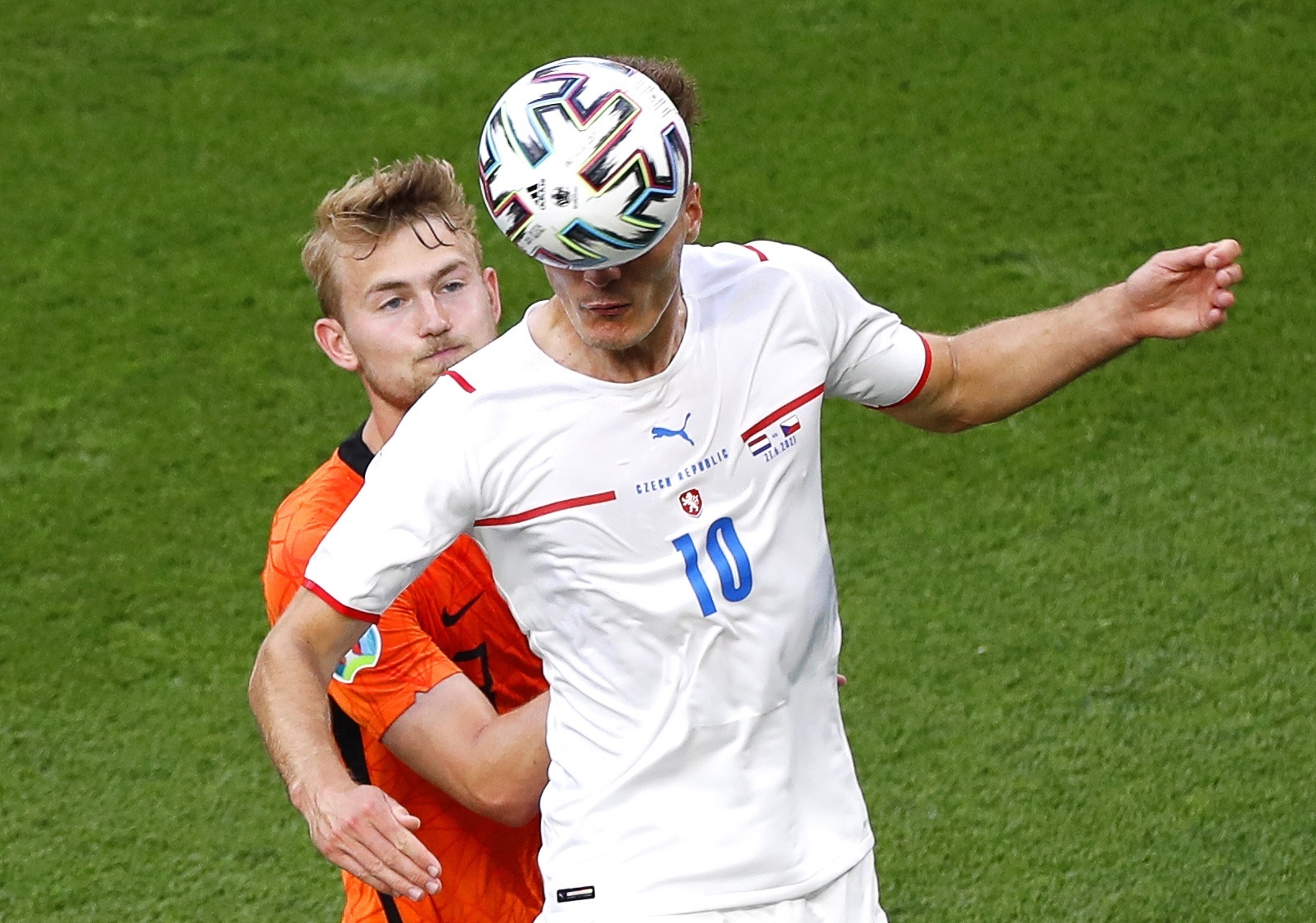 BUDAPEST (HUNGRÍA), 27/06/2021.- El jugador de la República Checa Patrik Schick (d) cabecea un balón ante Matthijs de Ligt, de Países Bajos, durante el partido de los octavos de final de la Eurocopa 2020 entre Países Bajos y República Checa disputado este domingo, 27 de junio de 2021, en Budapest. EFE/EPA/Laszlo Balogh / POOL