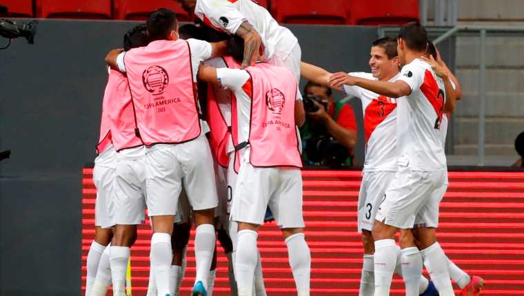 Los jugadores peruanos festejan el tanto de su clasificación a siguiente ronda. (Foto Prensa Libre: EFE)
