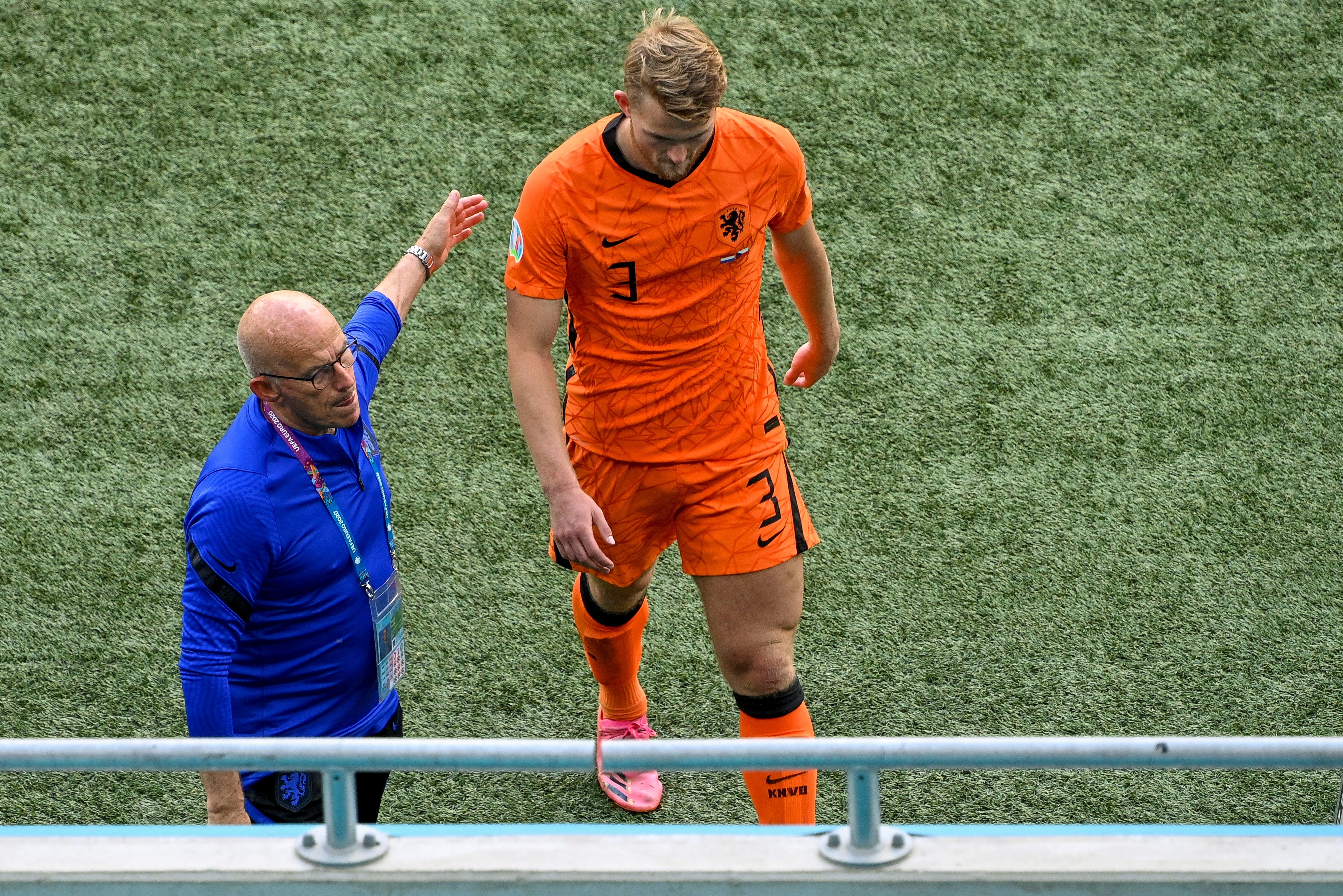Budapest (Hungary), 27/06/2021.- Matthijs de Ligt (R) of the Netherlands walks off the pitch after receiving the red card during the UEFA EURO 2020 round of 16 soccer match between the Netherlands and the Czech Republic in Budapest, Hungary, 27 June 2021. (República Checa, Hungría, Países Bajos; Holanda) EFE/EPA/Zsolt Szigetvary HUNGARY OUT - (RESTRICTIONS: For editorial news reporting purposes only. Images must appear as still images and must not emulate match action video footage. Photographs published in online publications shall have an interval of at least 20 seconds be