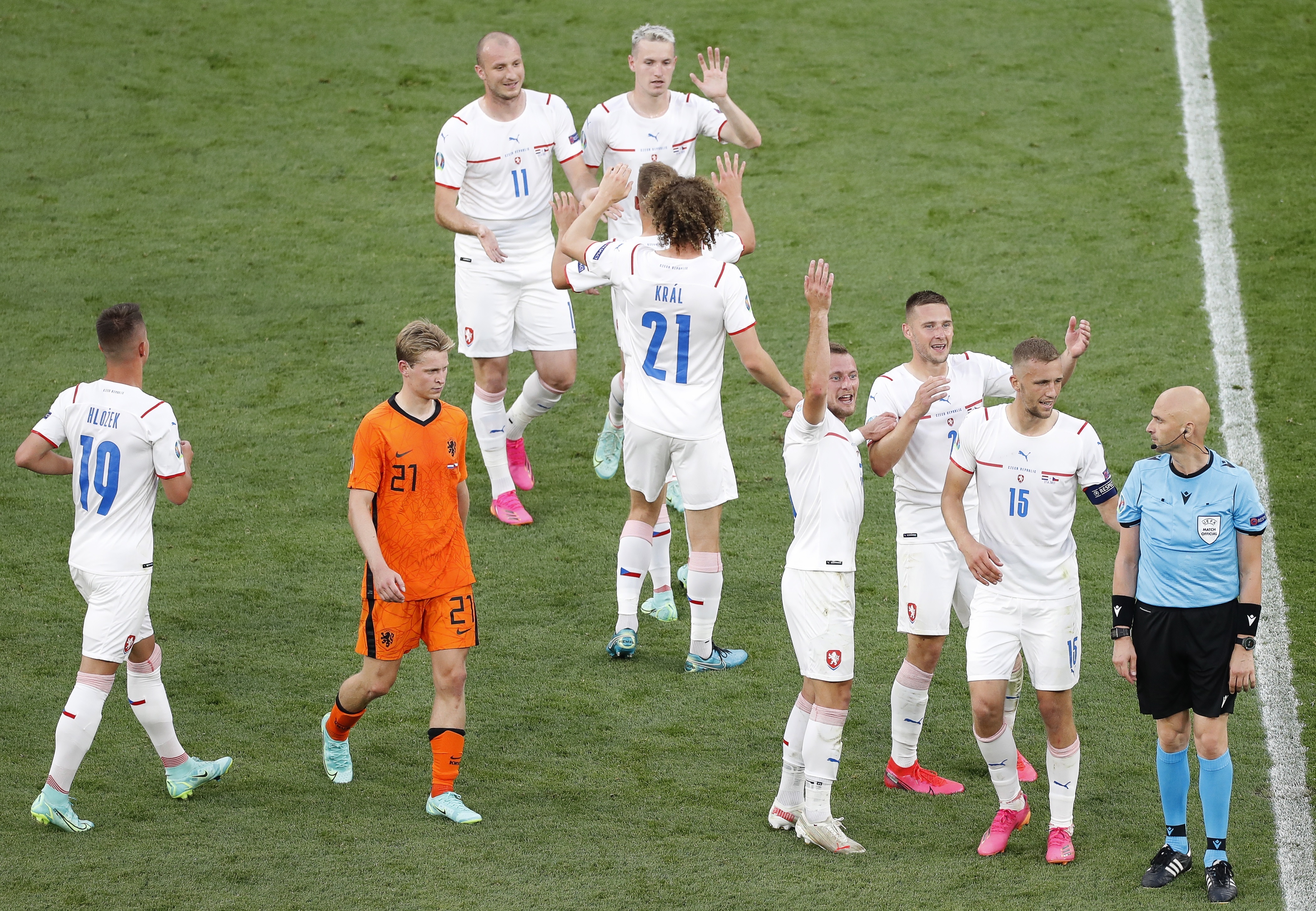 Budapest (Hungary), 27/06/2021.- Players of the Czech Republic celebrate after winning the UEFA EURO 2020 round of 16 soccer match between the Netherlands and the Czech Republic in Budapest, Hungary, 27 June 2021. (República Checa, Hungría, Países Bajos; Holanda) EFE/EPA/Laszlo Balogh / POOL (RESTRICTIONS: For editorial news reporting purposes only. Images must appear as still images and must not emulate match action video footage. Photographs published in online publications shall have an interval of at least 20 seconds between the posting.)