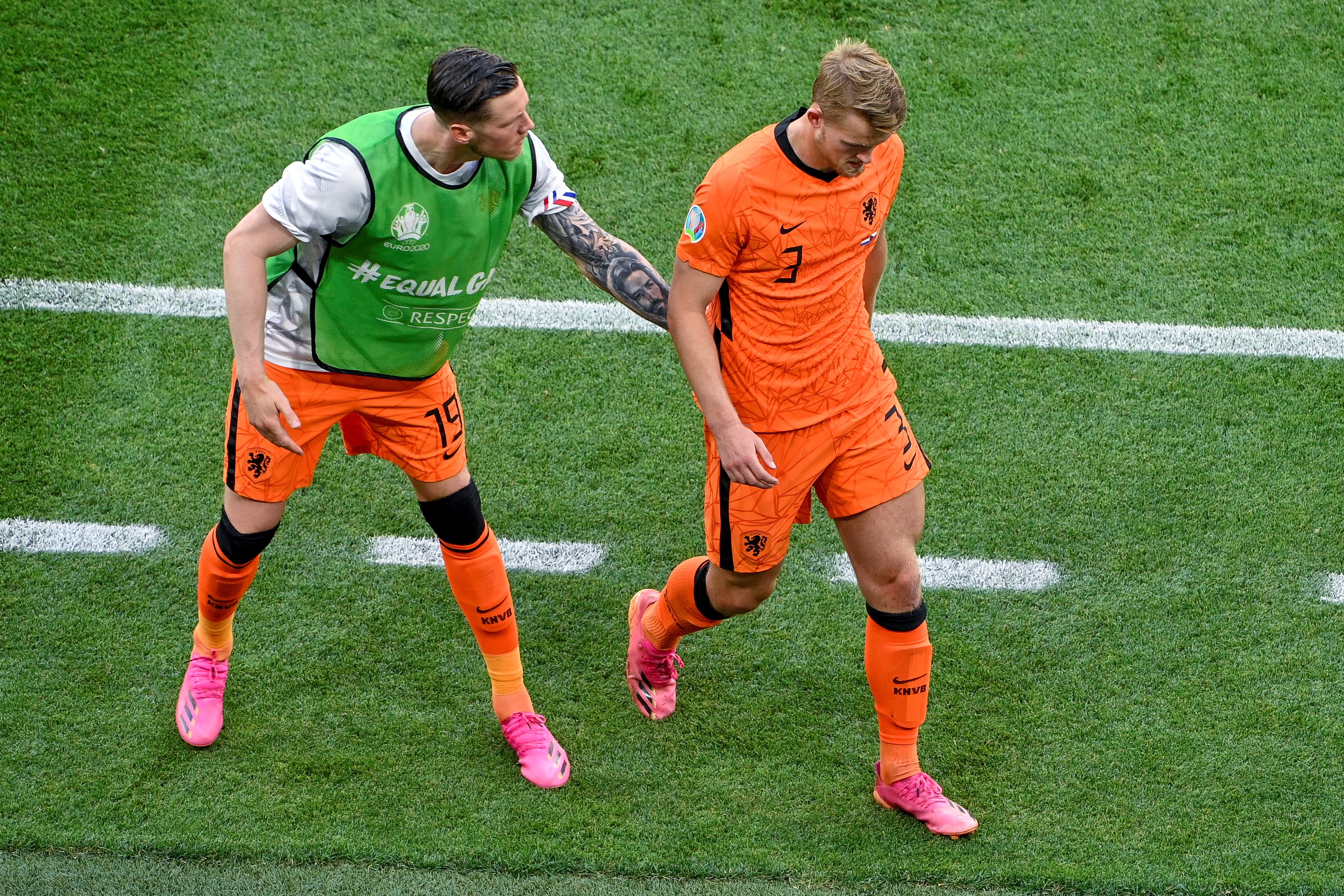 Matthijs de Ligt es animado por uno de sus compañeros después de salir expulsado del partido contra República Checa. (Foto Prensa Libre: EFE)