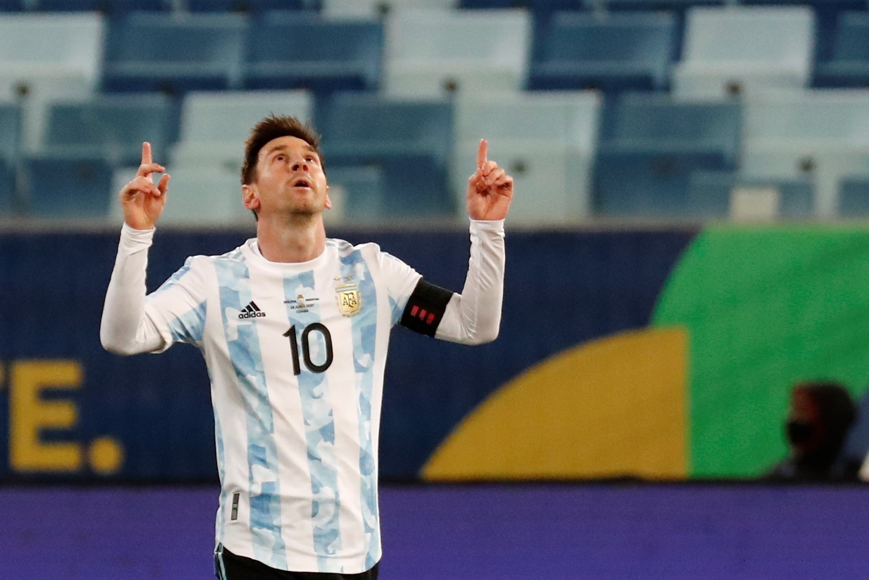 Lionel Messi de Argentina celebra luego de anotar un penalti en el partido del grupo A entre Bolivia y Argentina de la Copa América en el estadio Arena Pantanal en Cuiabá (Brasil). Foto Prensa Libre: EFE.