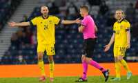 Glasgow (United Kingdom), 29/06/2021.- Italian referee Daniele Orsato on his way to show the red card to Marcus Danielson of Sweden (L) during the UEFA EURO 2020 round of 16 soccer match between Sweden and Ukraine in Glasgow, Britain, 29 June 2021. (Suecia, Ucrania, Reino Unido) EFE/EPA/Petr Josek / POOL (RESTRICTIONS: For editorial news reporting purposes only. Images must appear as still images and must not emulate match action video footage. Photographs published in online publications shall have an interval of at least 20 seconds between the posting.)