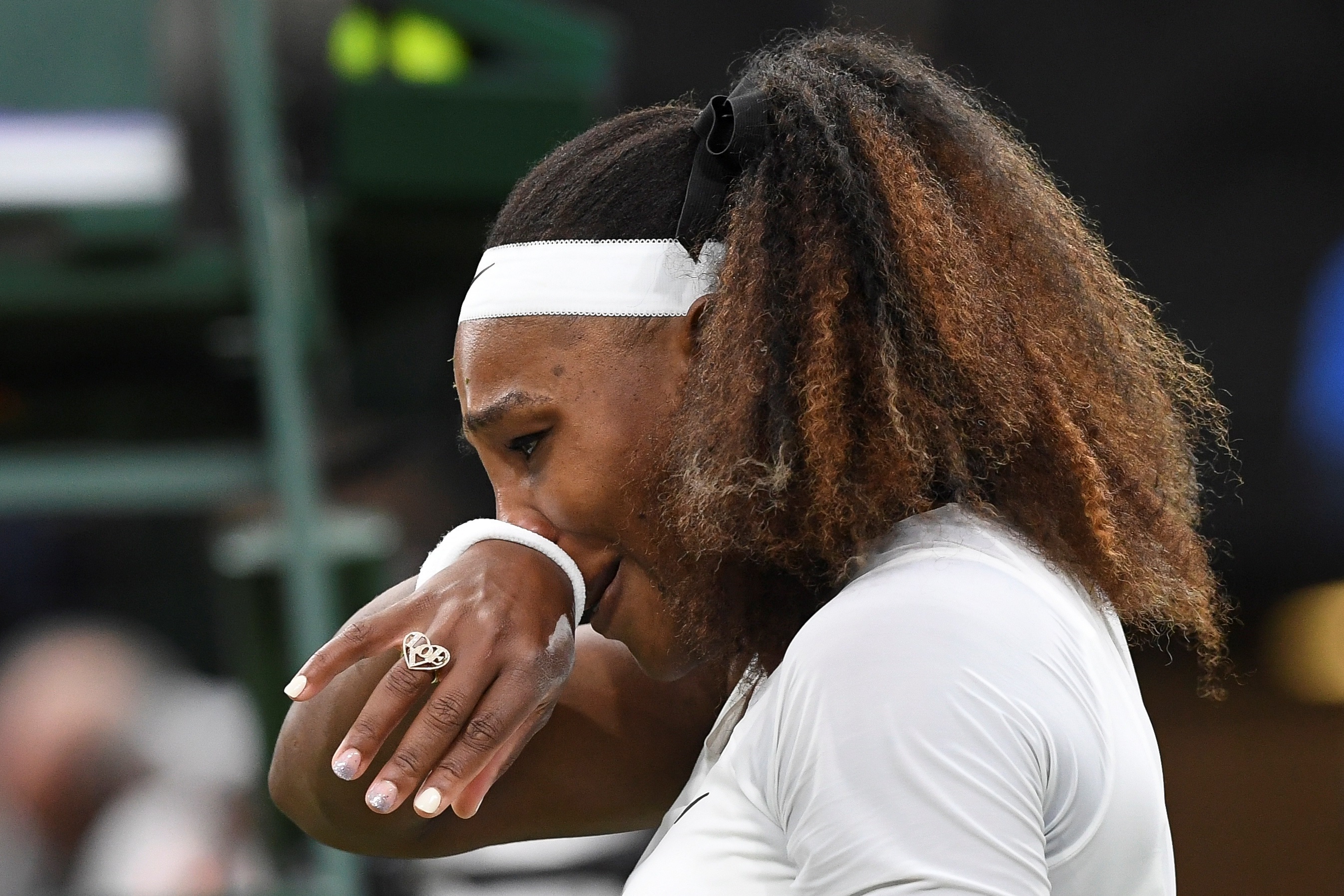 Serena Williams jugó ante Aliaksandra Sasnovich en el campeonato de tenis de Wimbledon. En la primera ronda tuvo que retirarse la estadounidense.  Foto Prensa Libre EFE.