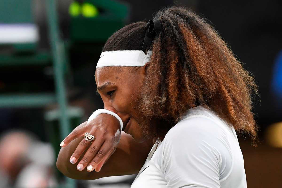 Serena Williams se retira llorando de Wimbledon en primera ronda