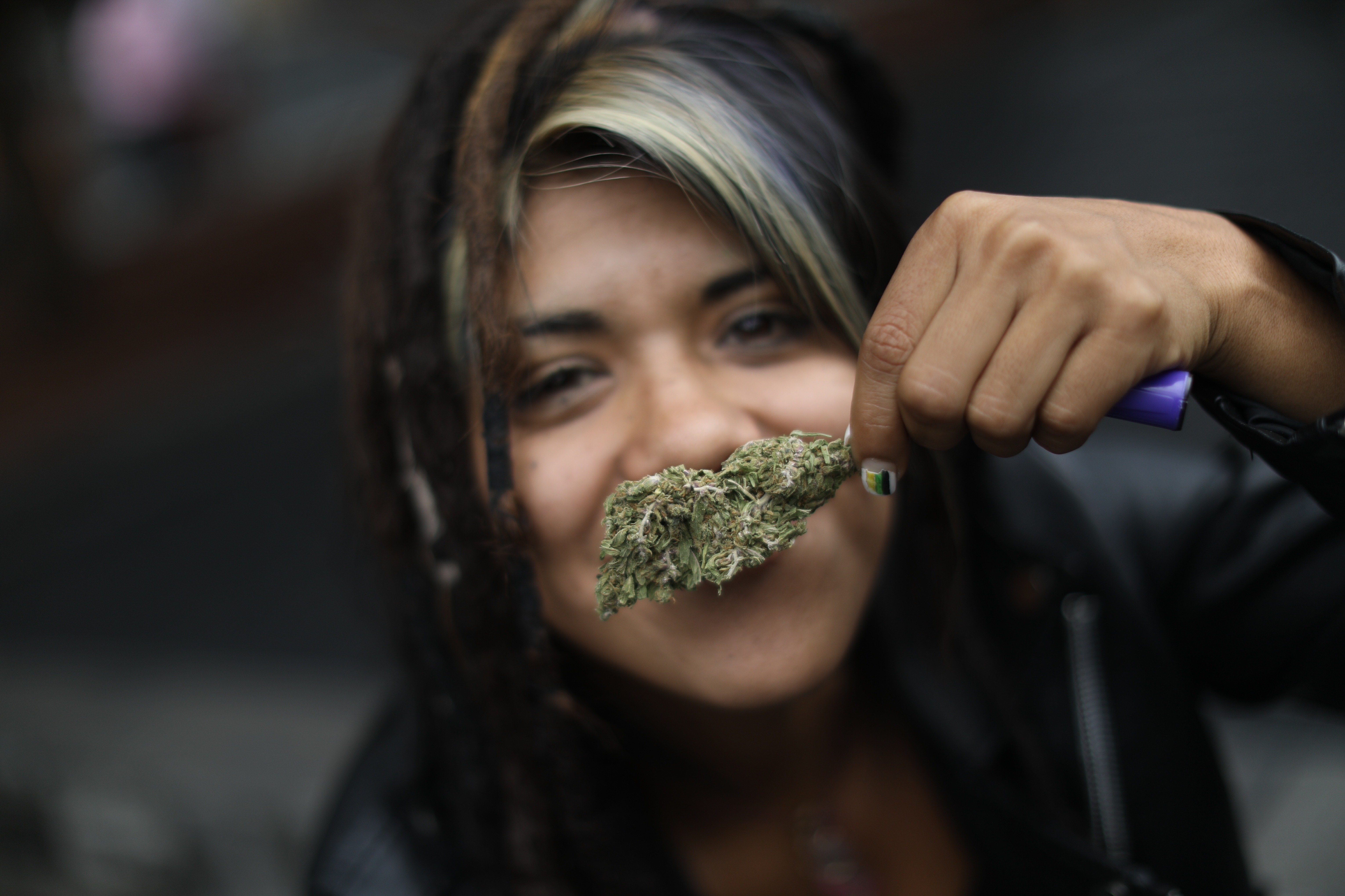 -FOTODELDIA- MEX5879. CIUDAD DE MÉXICO (MÉXICO), 28/06/2021.- Una mujer muestra un cogollo de marihuana durante una conferencia del plantón 420 hoy, afuera de la Suprema Corte de Justicia de la Nación, en Ciudad de México (México). Tras el fracaso del Congreso mexicano para regular el cannabis recreativo, la Suprema Corte de Justicia aprobó este lunes un fallo histórico que levanta la prohibición del autoconsumo lúdico de marihuana en México aunque no avala su comercialización. EFE/ Sáshenka Gutiérrez