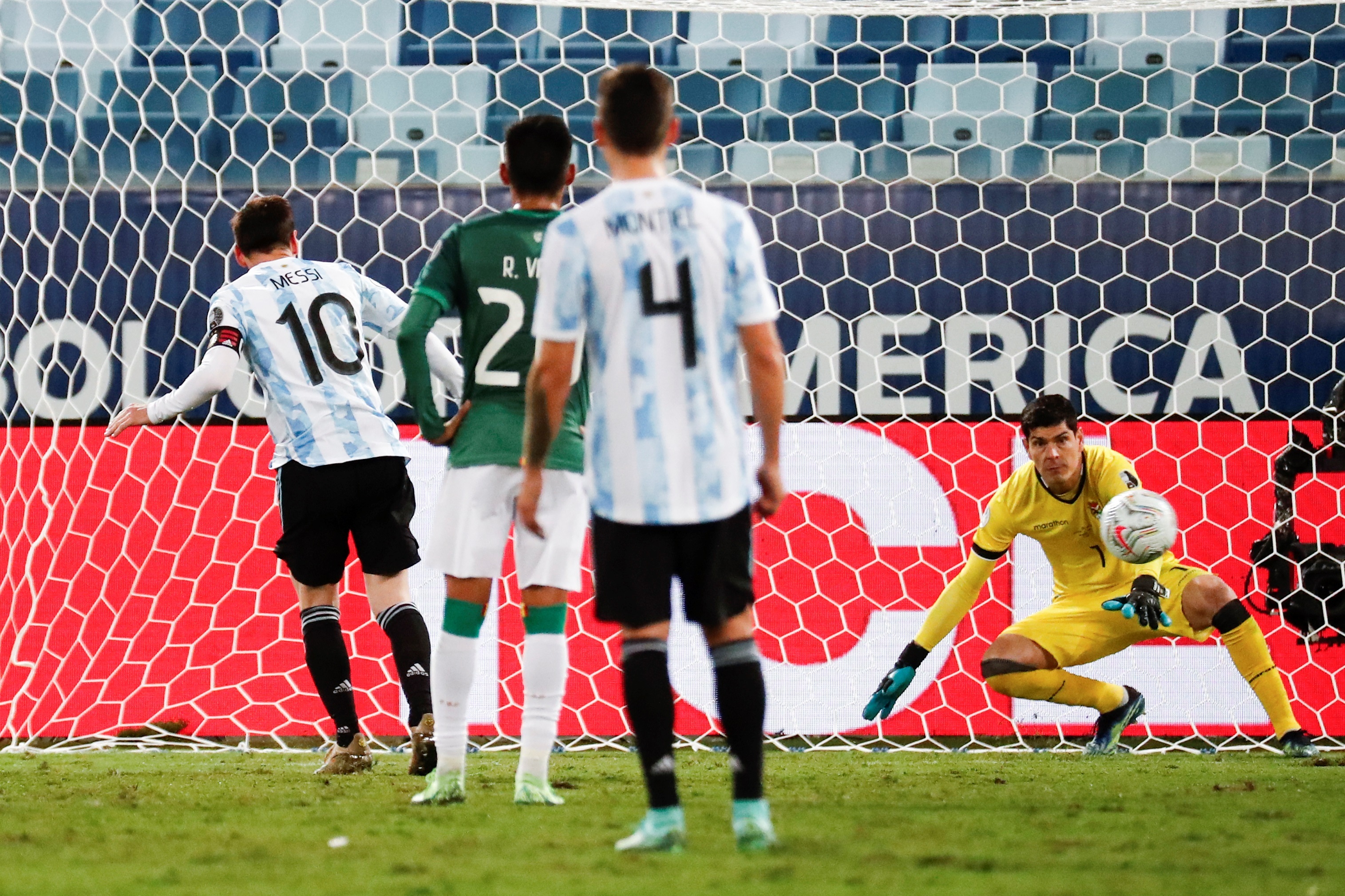Lionel Messi define para anotar un penalti en el partido  de Argentina contra Bolivia, en la Copa América. (Foto Prensa Libre: EFE).