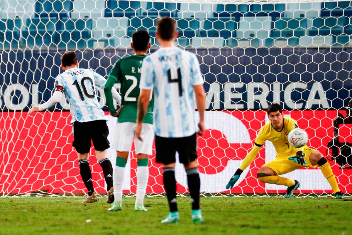 Argentina golea 4-1 a Bolivia en una noche mágica de Messi en la Copa América