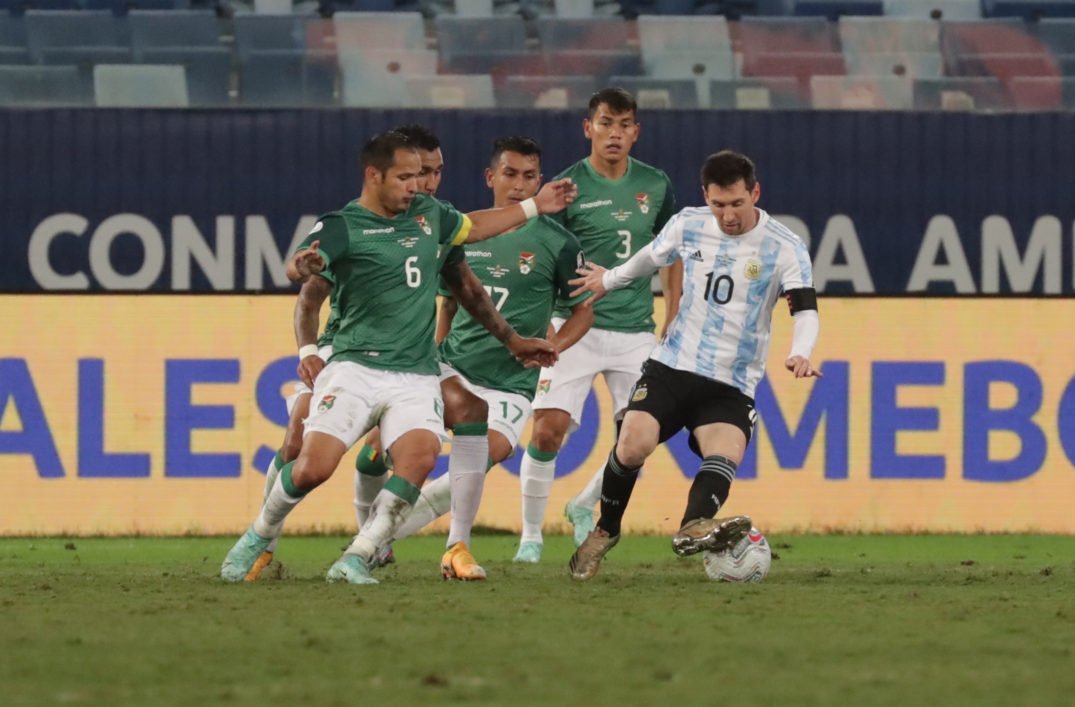 Leonel Justiniano (i) de Bolivia disputa un balón con Lionel Messi de Argentina en un partido de la Copa América 2021. Ahora se enfrentarán por la eliminatoria sudamericana para Qatar 2022. Foto Prensa Libre: EFE. 
