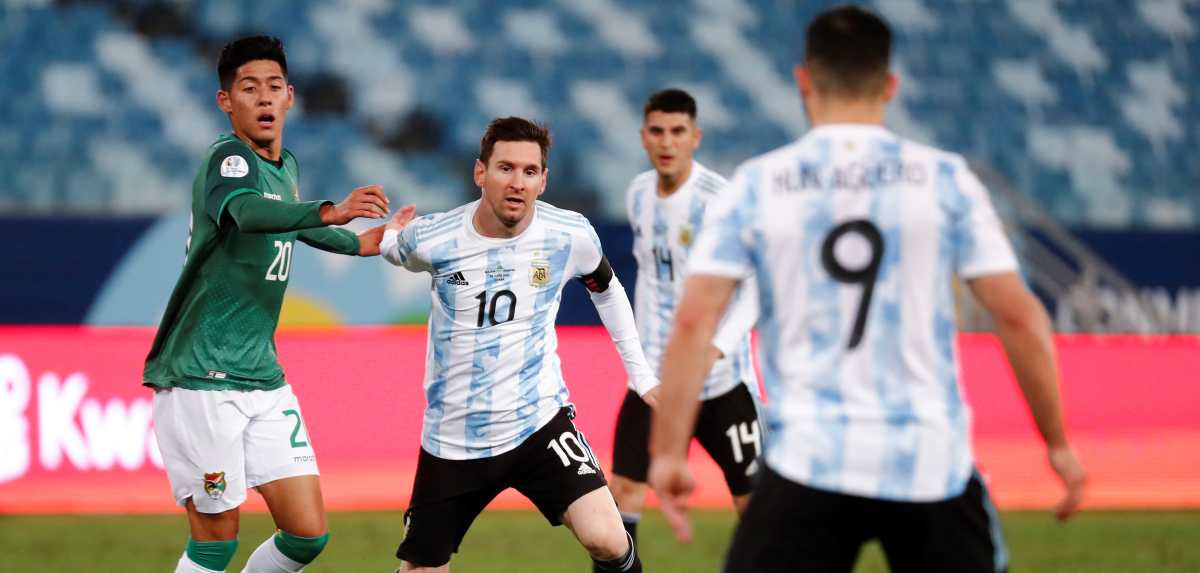 Messi disputa un balón contra un rival de Bolivia en la Copa América 2021. Foto Prensa Libre (EFE)