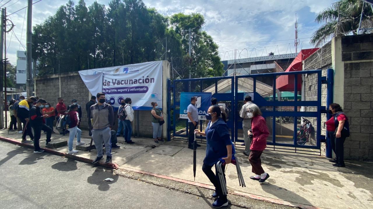 La demanda de vacunas crece, al igual que la positividad y los contagios de coronavirus en el país. (Foto Prensa Libre: Élmer Vargas)