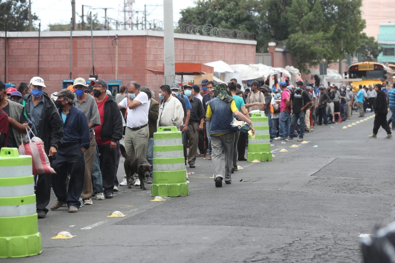 Las autoridades hacen un llamado a la población a mantener las medidas de prevención, como el distanciamiento social. (Foto Prensa Libre: Érick Ávila)