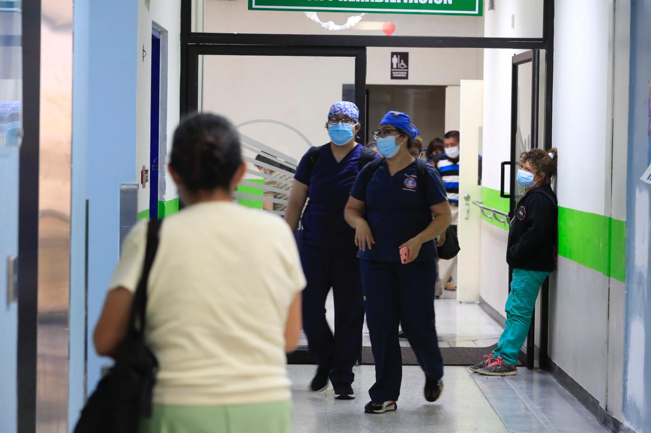 Las áreas de covid-19 de los hospitales San Juan de Dios y Roosevelt están llegando a su capacidad, debido al incremento de casos. (Foto Prensa Libre: Élmer Vargar)
