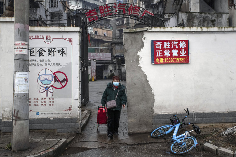 Un cartel de propaganda desaconsejando el consumo de animales salvajes en Wuhan en enero. (Gilles Sabrié para The New York Times)