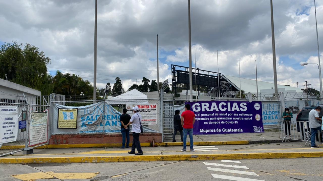 Parientes de personas que mueren de covid-19 en el Hospital Temporal del Parque de la Industria intentan obtener información. (Foto Prensa Libre: Élmer Vargas)
