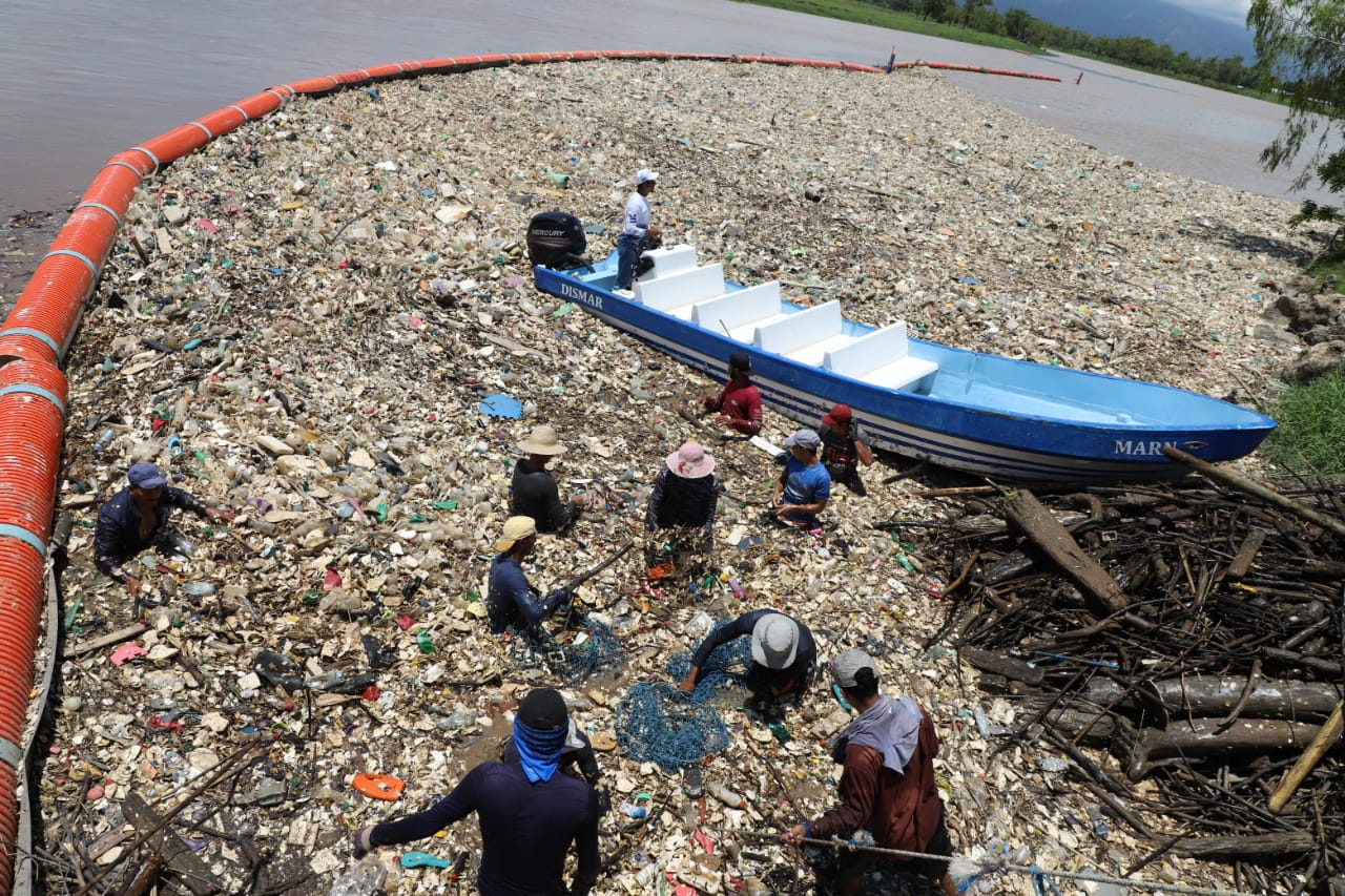 Las biobardas han ayudado a disminuir la basura que llega del Motagua a Honduras; sin embargo, ese país dice que no es suficiente. (Foto: Marn)