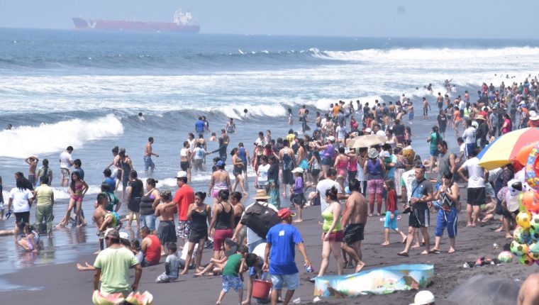Guatemaltecos aprovechan descanso para salir de paseo. (Foto Prensa Libre: Hemeroteca PL)

