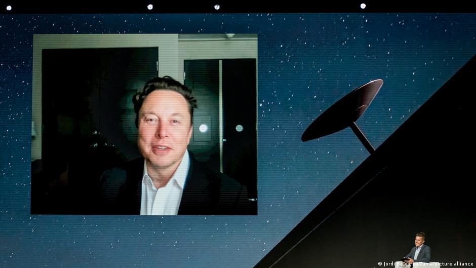 El fundador de Tesla y SpaceX, Elon Musk, habla durante una videoconferencia en el segundo día del Mobile World Congress (MWC 2021).