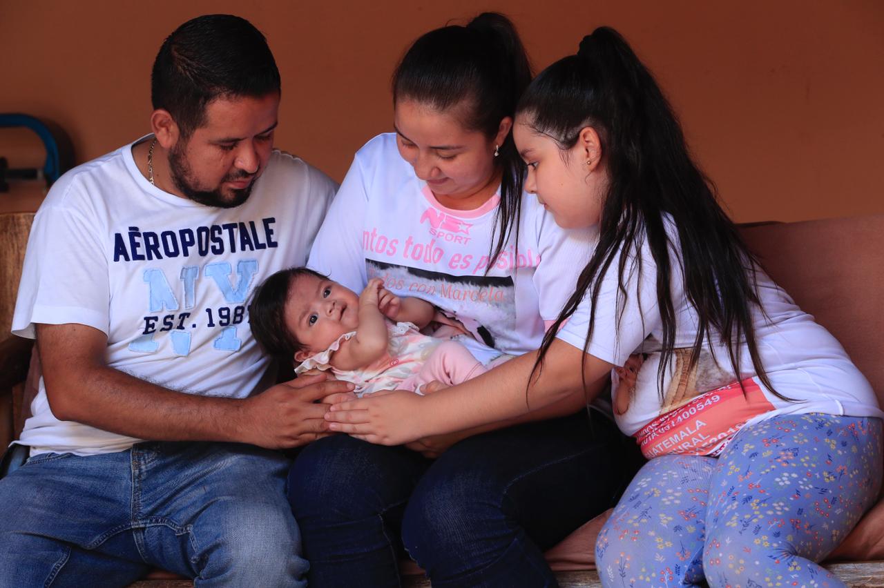 Marcelita necesita ayuda urgente para salvarse debido a una extraña enfermedad. (Foto Prensa Libre: Élmer Vargas)