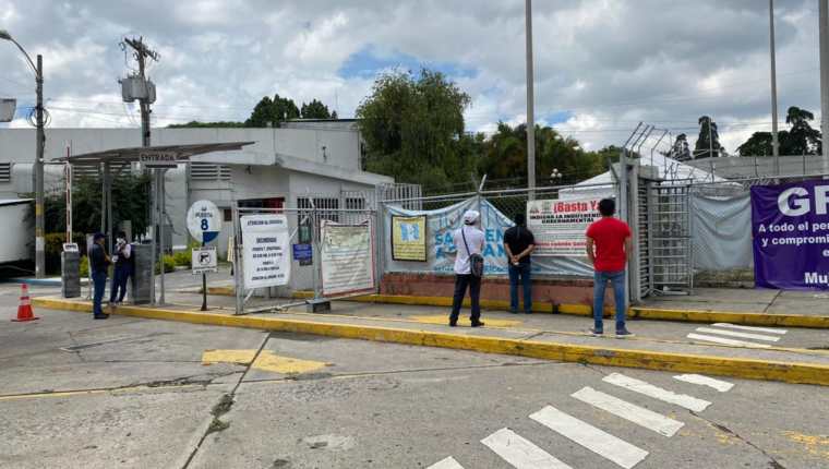 Familiares de pacientes con coronavirus buscan información en el hospital del Parque de la Industria. (Foto: Prensa Libre: Élmer Vargas)