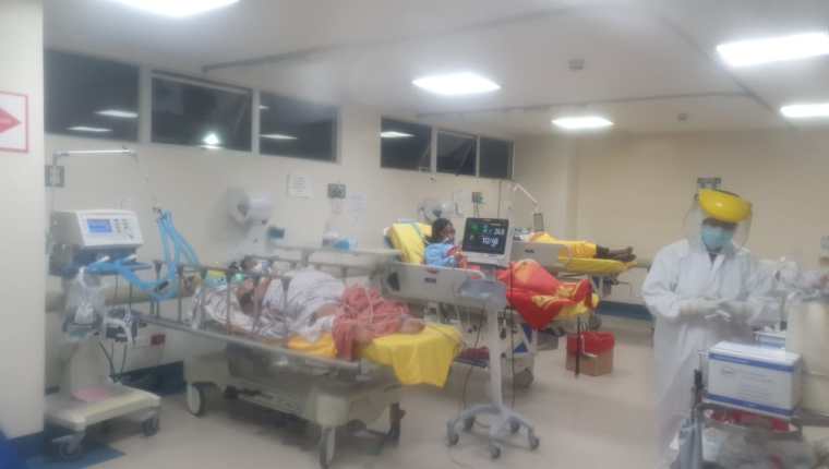 Las áreas de intensivo del Hospital Nacional Especializado de Villa Nueva están saturadas de pacientes con coronavirus. (Foto Prensa Libre: Cortesía)