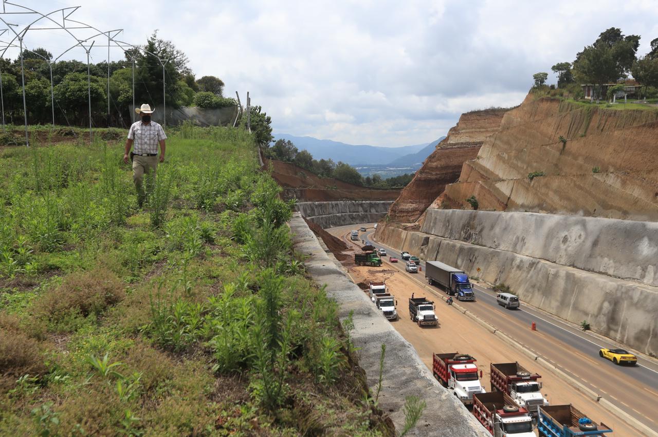 Vecinos de la parte alta del Libramiento de Chimaltenango dicen que corren peligro, debido a los deslizamientos. (Foto Prensa Libre: Élmer Vargas)