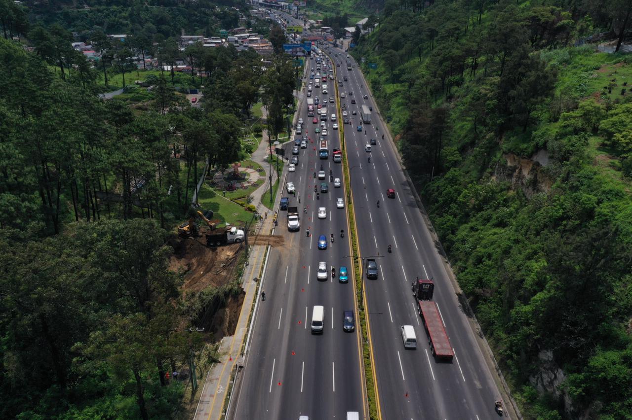 El hundimiento en el kilómetro 14.5 de la ruta al Pacífico genera complicaciones en el tráfico. (Foto Prensa Libre: Fernando Cabrera) 